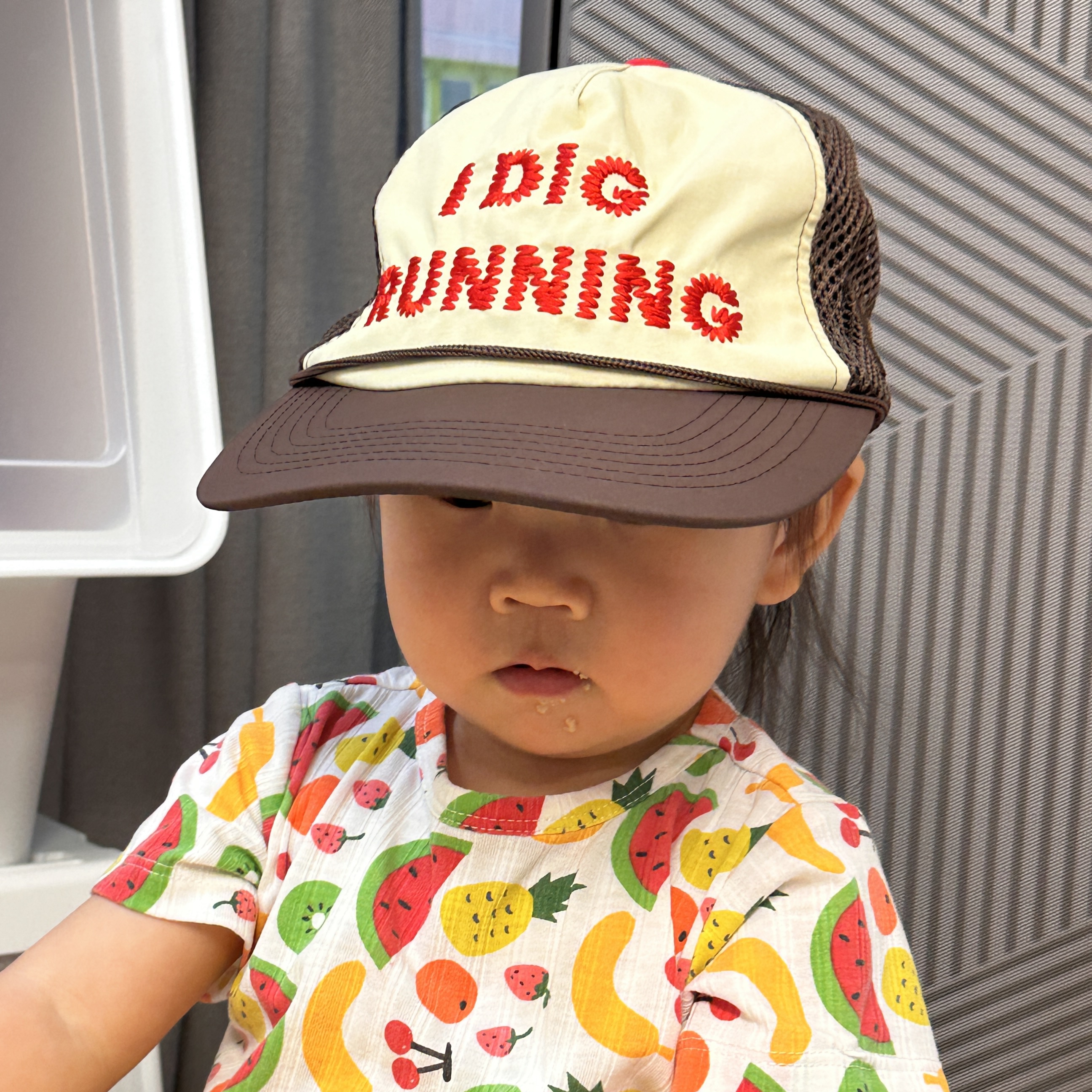Alex Zono I Dig Running Trucker Hat OG Brown 착용 스타일