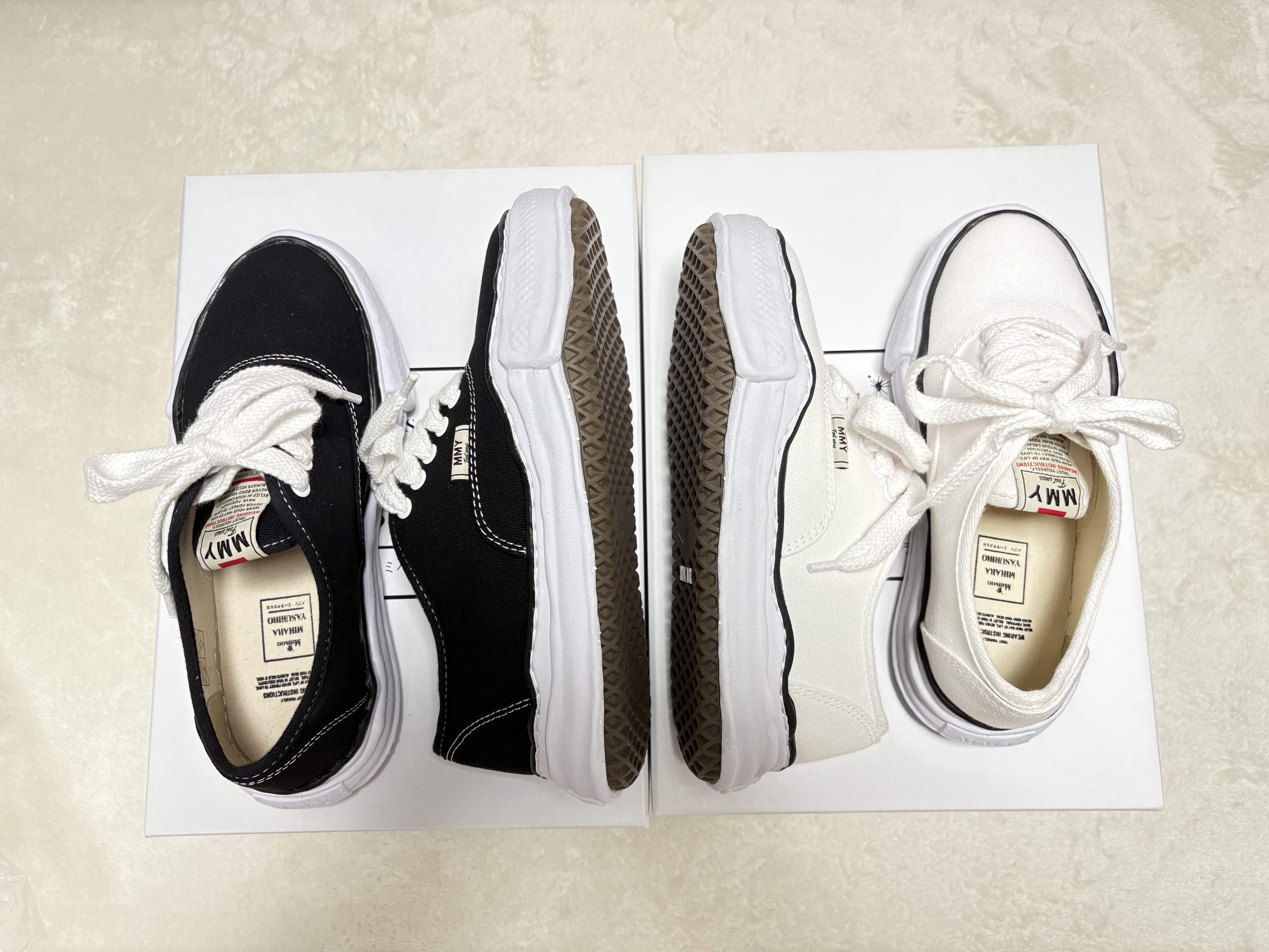 Maison Mihara Yasuhiro Baker OG Sole Canvas Low Cut Sneakers Black, Maison Mihara Yasuhiro Baker OG Sole Canvas Low Cut Sneakers White 착용 스타일