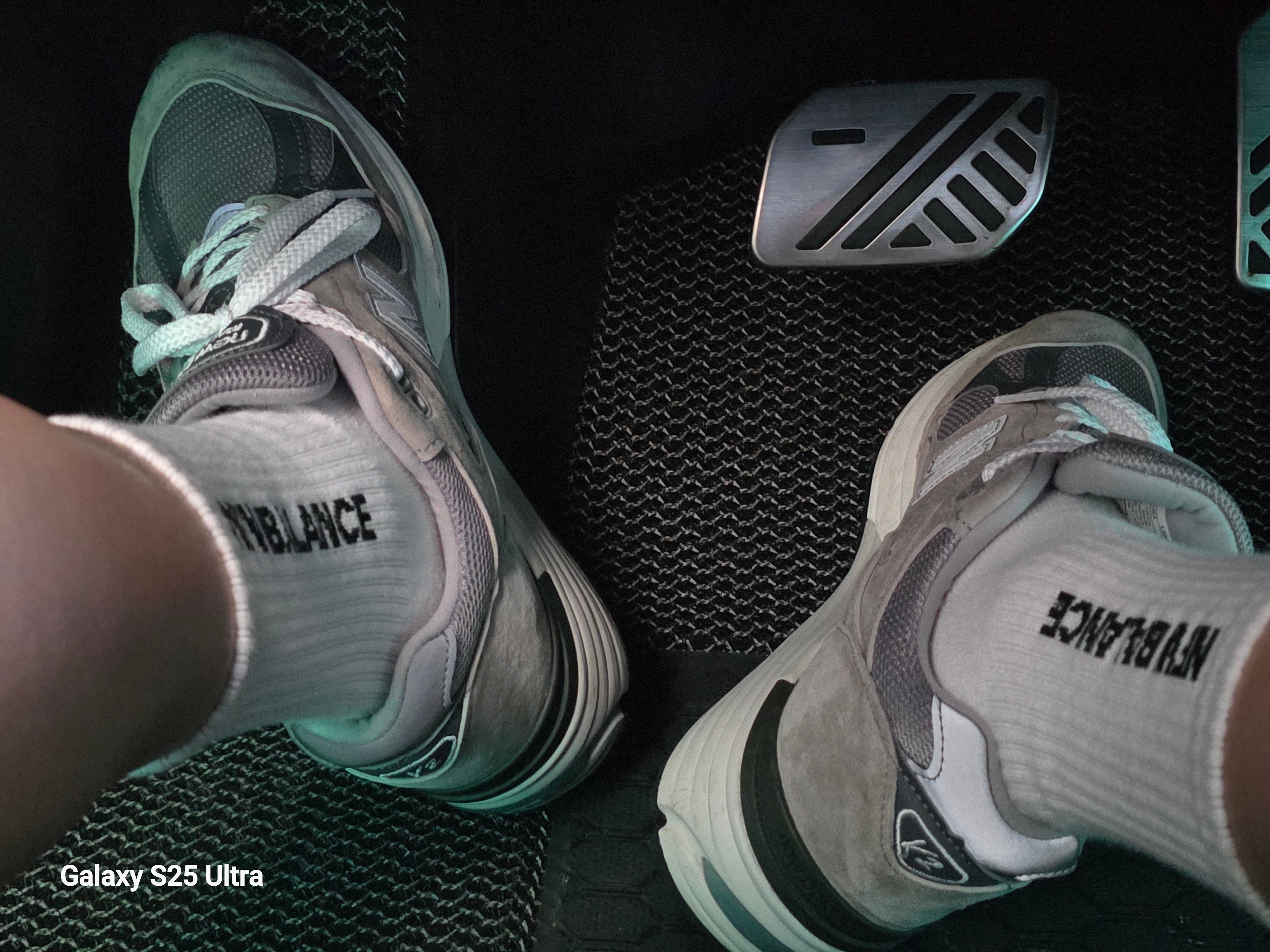 New Balance 991v2 Made in UK Rock Ridge Alloy Silver 착용 스타일 - 1