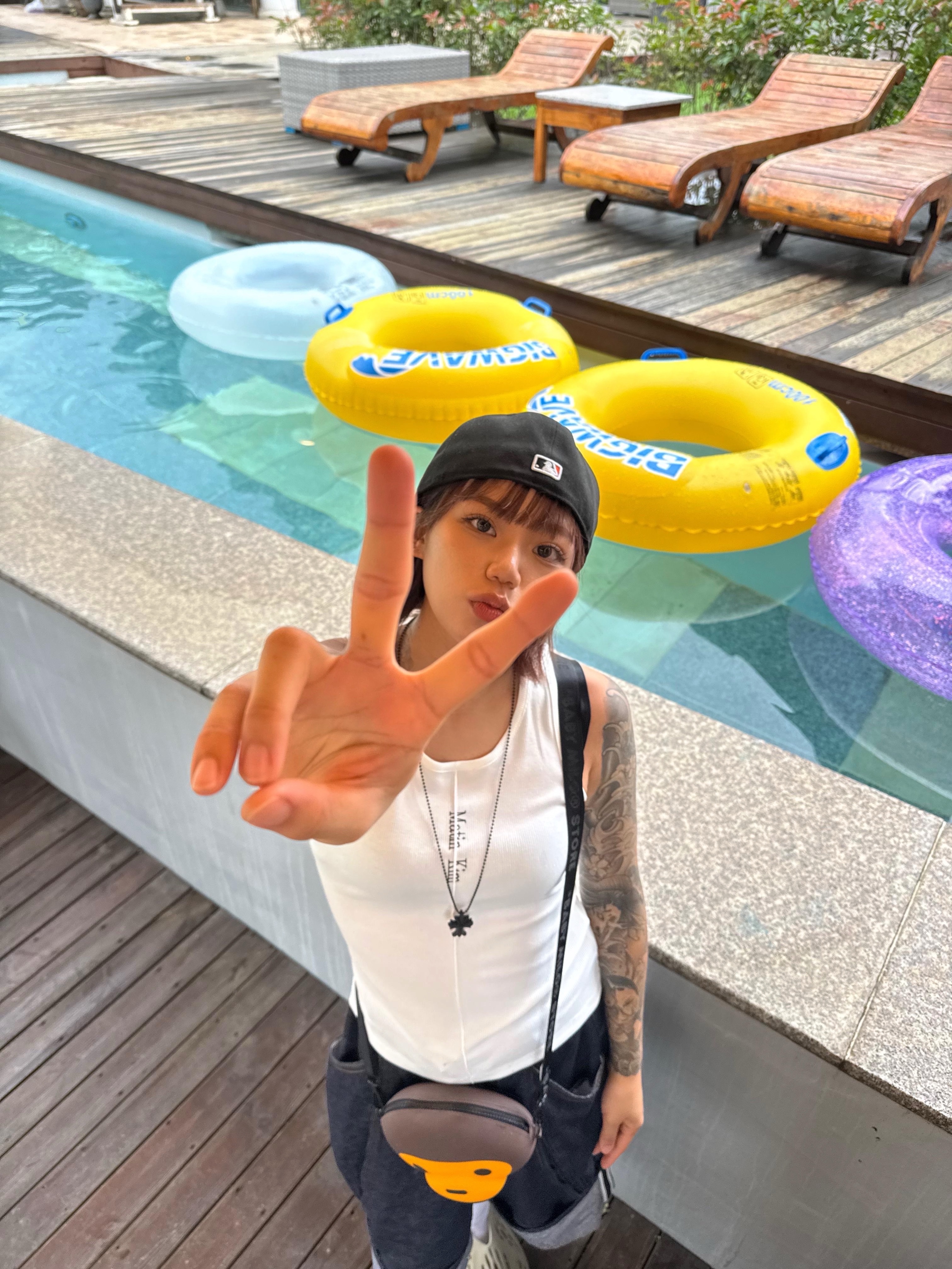 BAPE Baby Milo Silicone Cross Bag Brown, (W) Matin Kim Pintuck Sleeveless Top White 착용 스타일 - 2