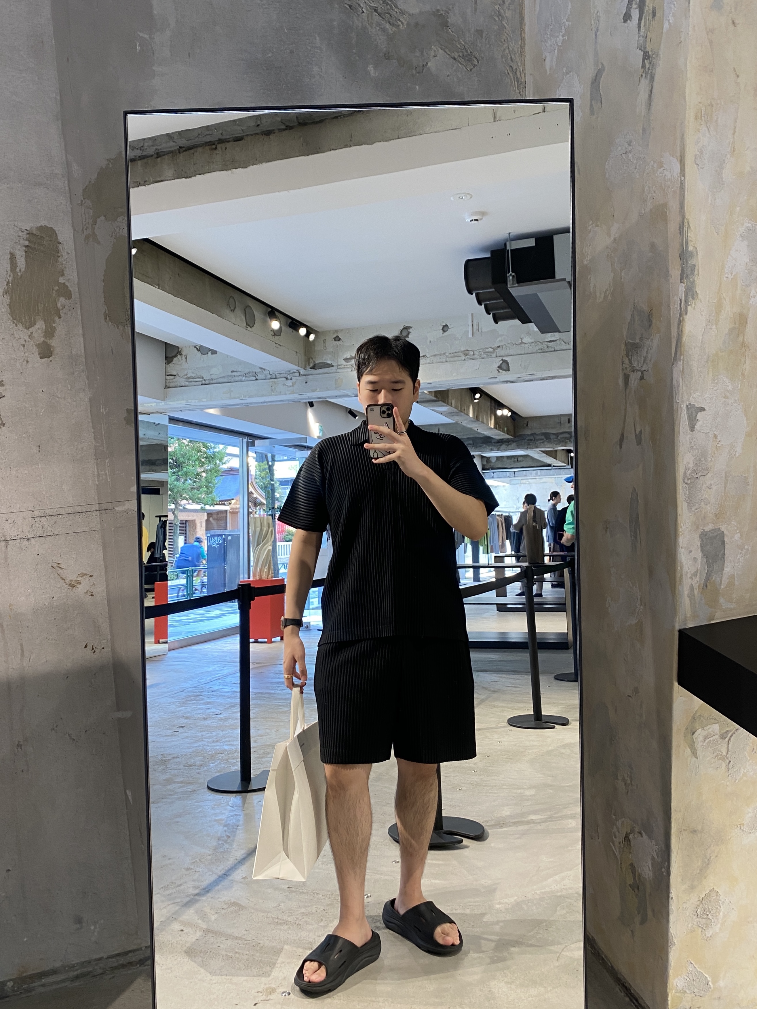 Homme Plisse Issey Miyake Basics Polo Black, Homme Plisse Issey Miyake Pleats Bottoms 2 Shorts Black 착용 스타일