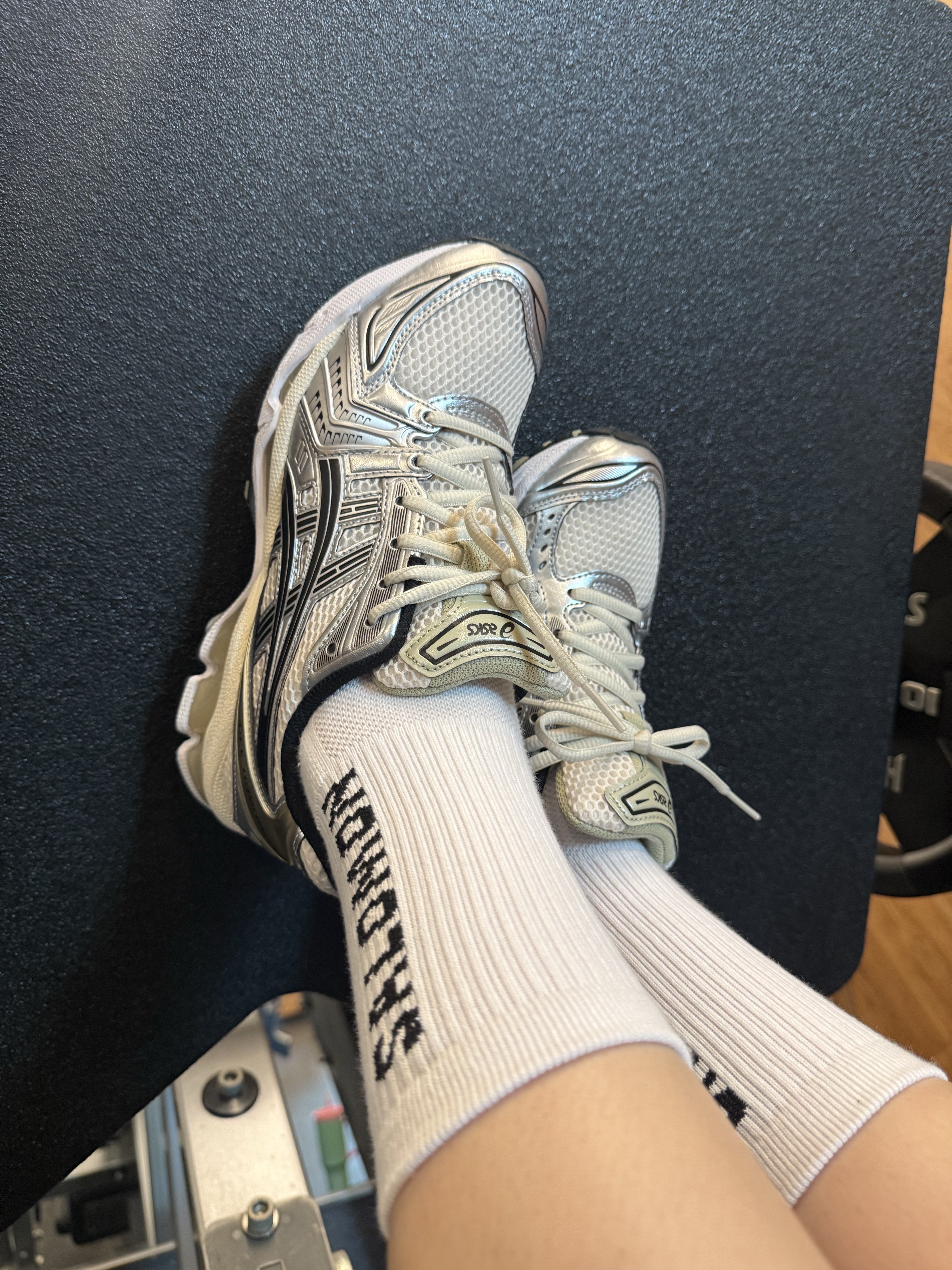 Asics Gel-Kayano 14 Birch Pure Silver, [10% 적립] Garmin Forerunner 265 Music GPS Black (WiFi) 착용 스타일 - 3