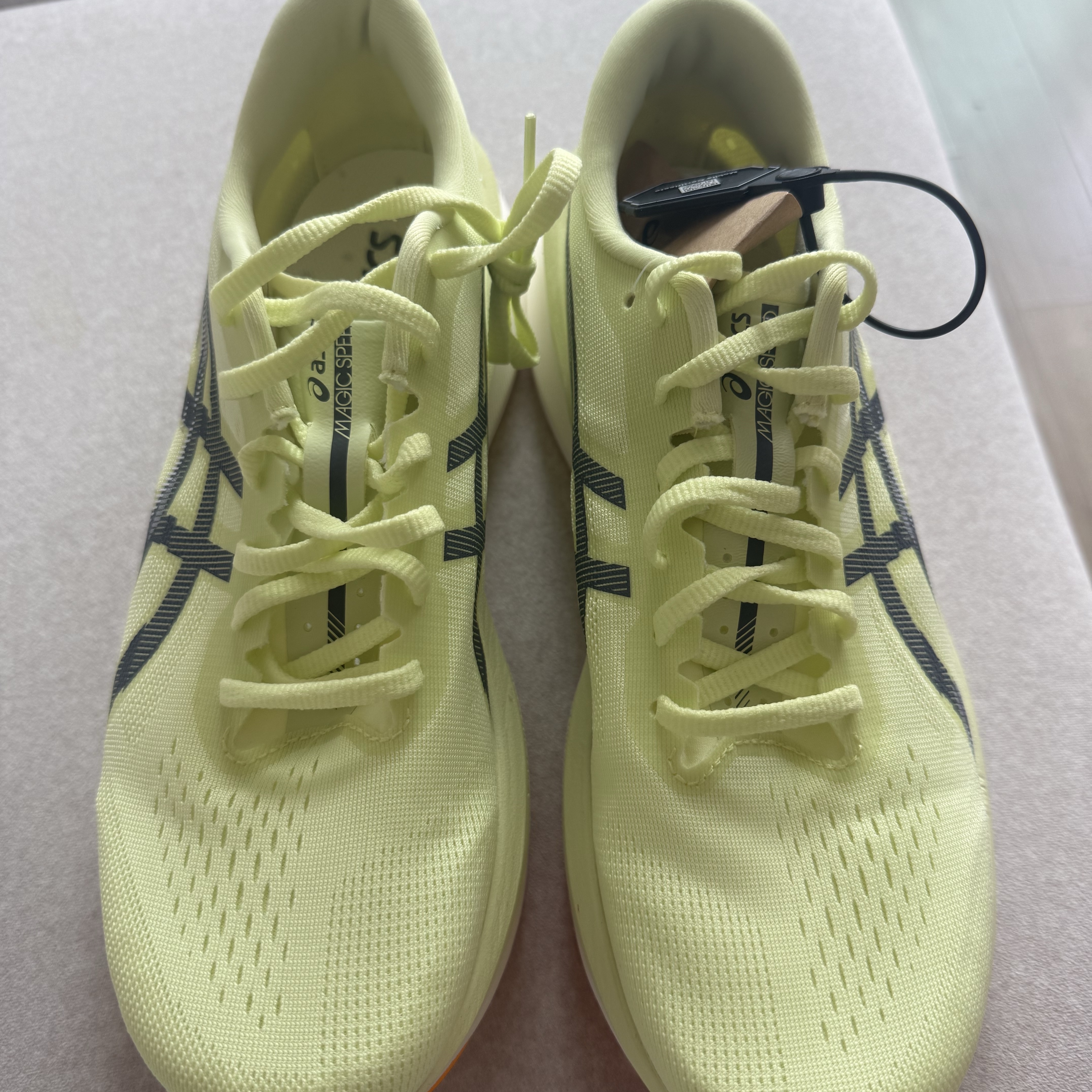 Asics Magic Speed 4 Huddle Yellow Metropolis 착용 스타일 - 2