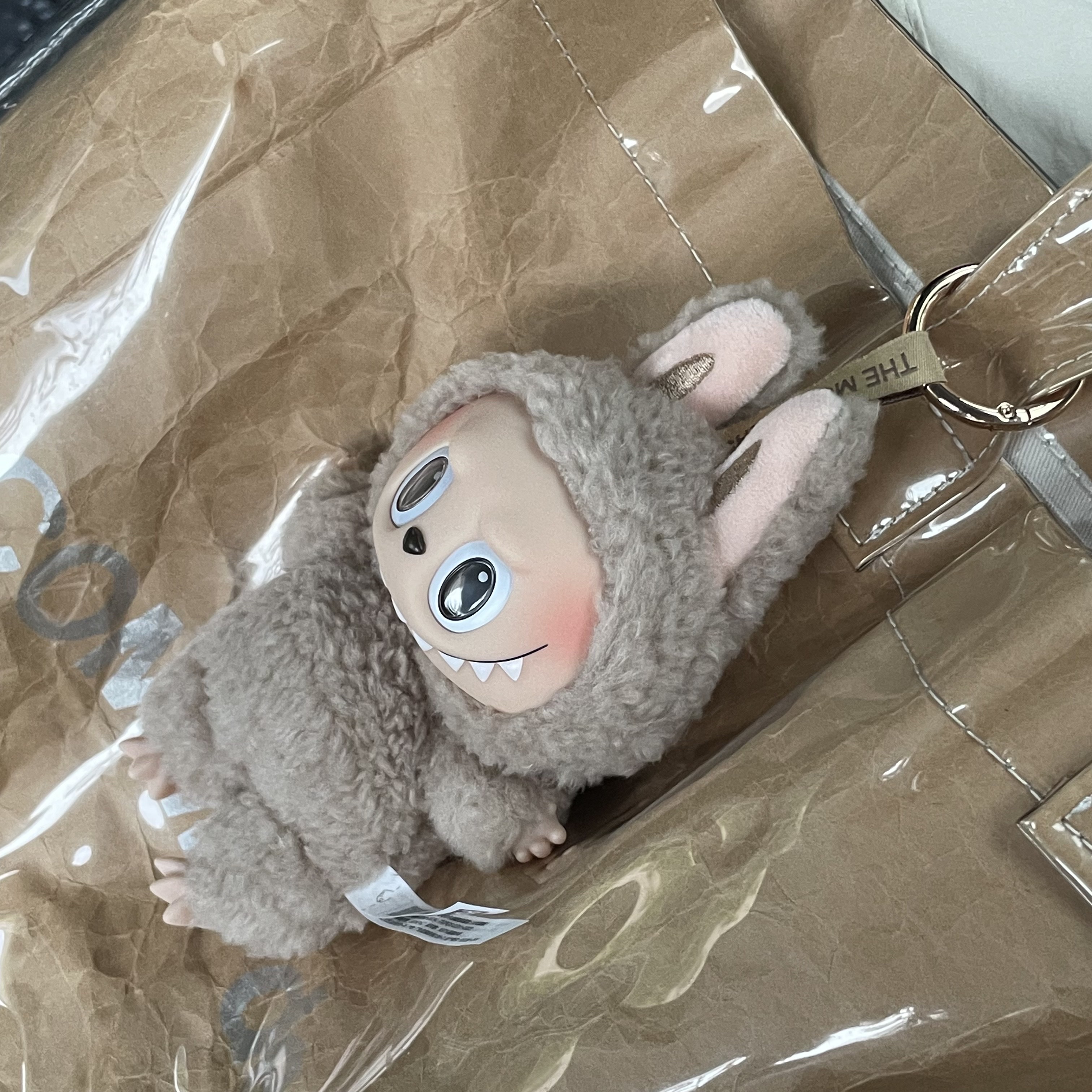 Pop Mart The Monsters Labubu Tasty Macarons Series Sealed Case (6 Blind Boxes), Pop Mart Labubu The Monsters Highlight Series Loyalty Keyring (Opened Case) 착용 스타일 - 2