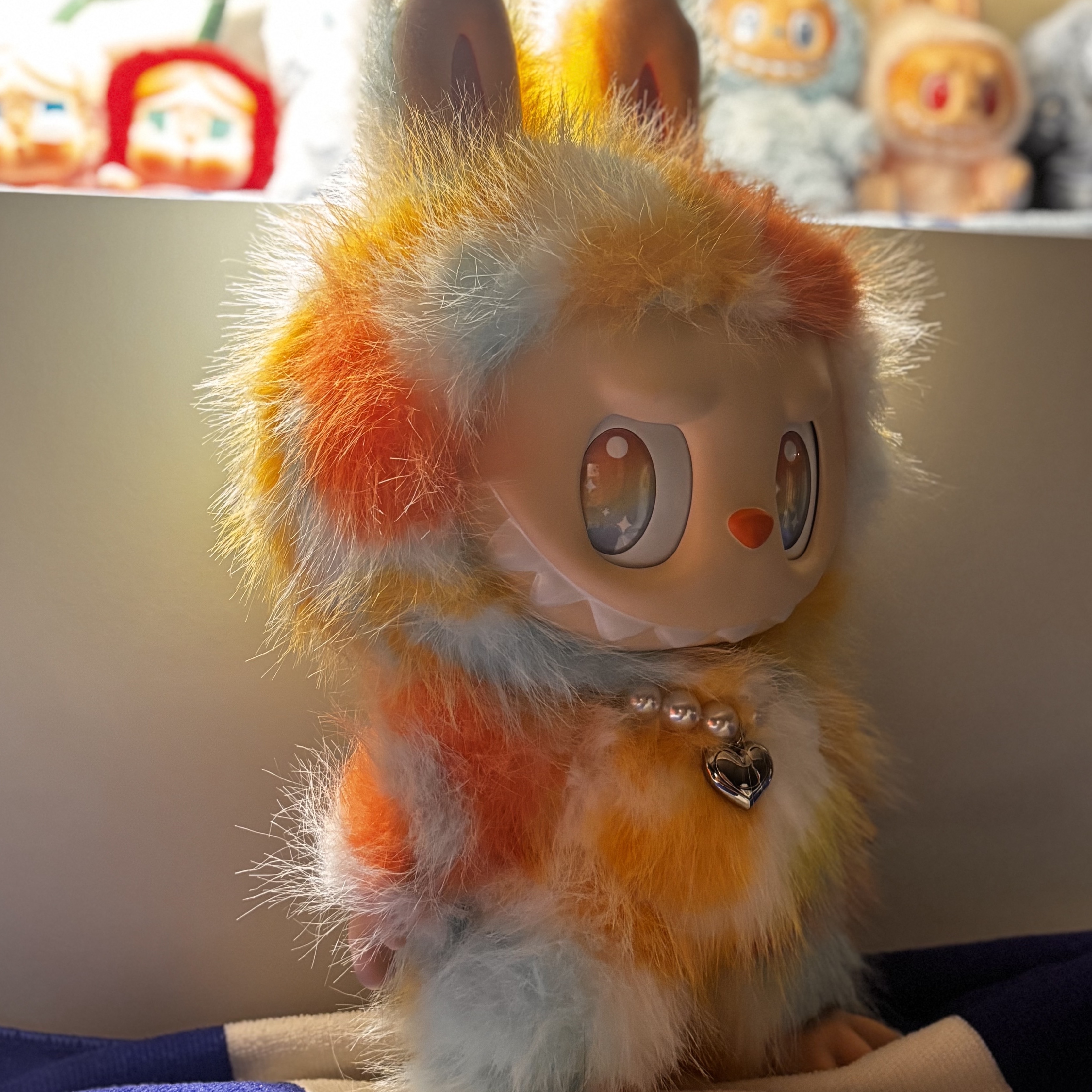 Pop Mart Labubu The Monsters Big Into Energy Series-Rock The Universe Vinyl Plush Doll 착용 스타일