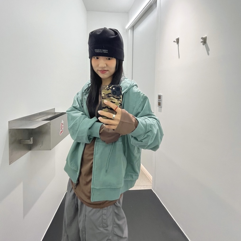YESEYESEE® x HIKER WORKSHOP® Beanie Black, YESEYESEE Y.E.S Single Stitch Hoodie Teal 착용 스타일 - 1