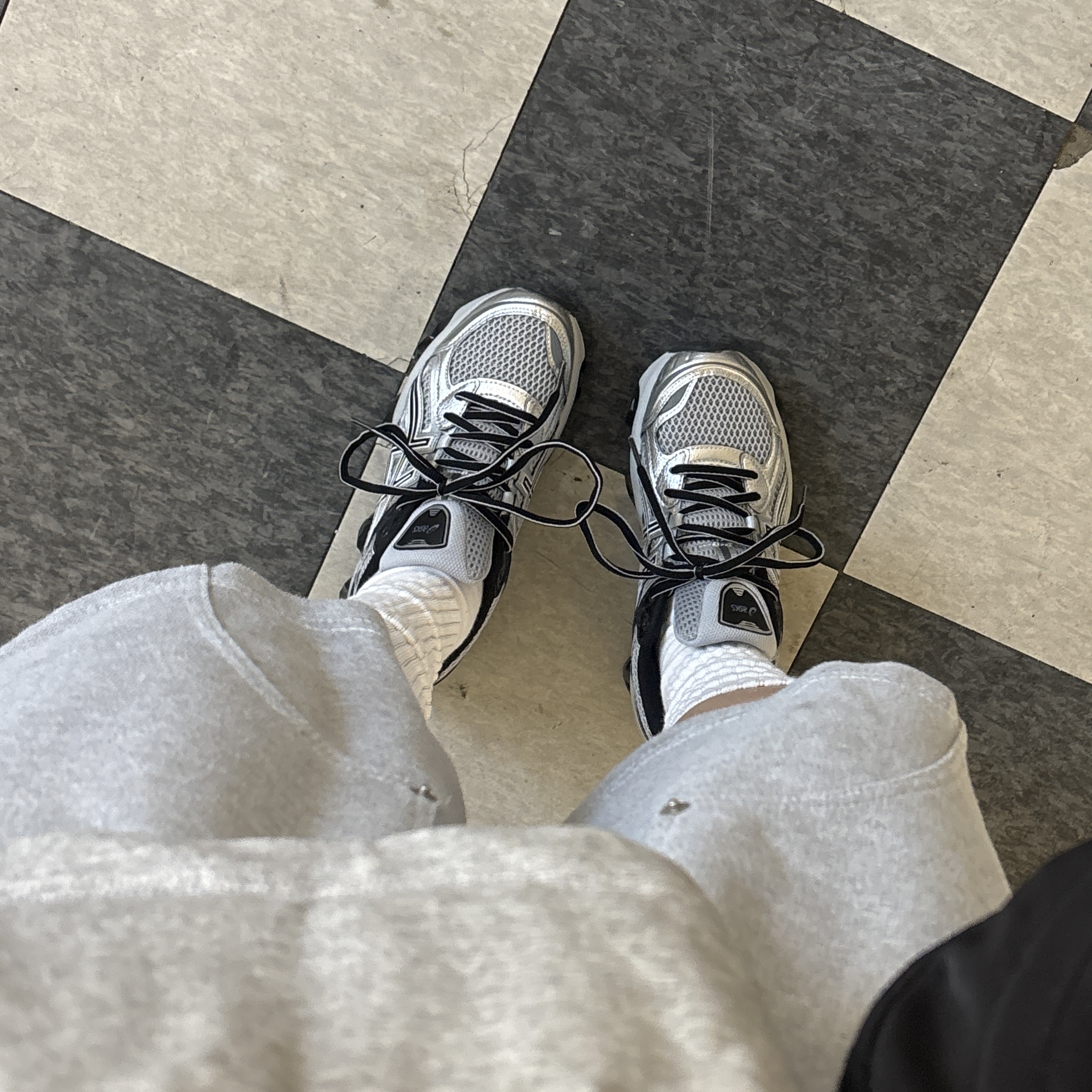 Asics Gel-Quantum Kinetic Mid Grey Pure Silver 착용 스타일