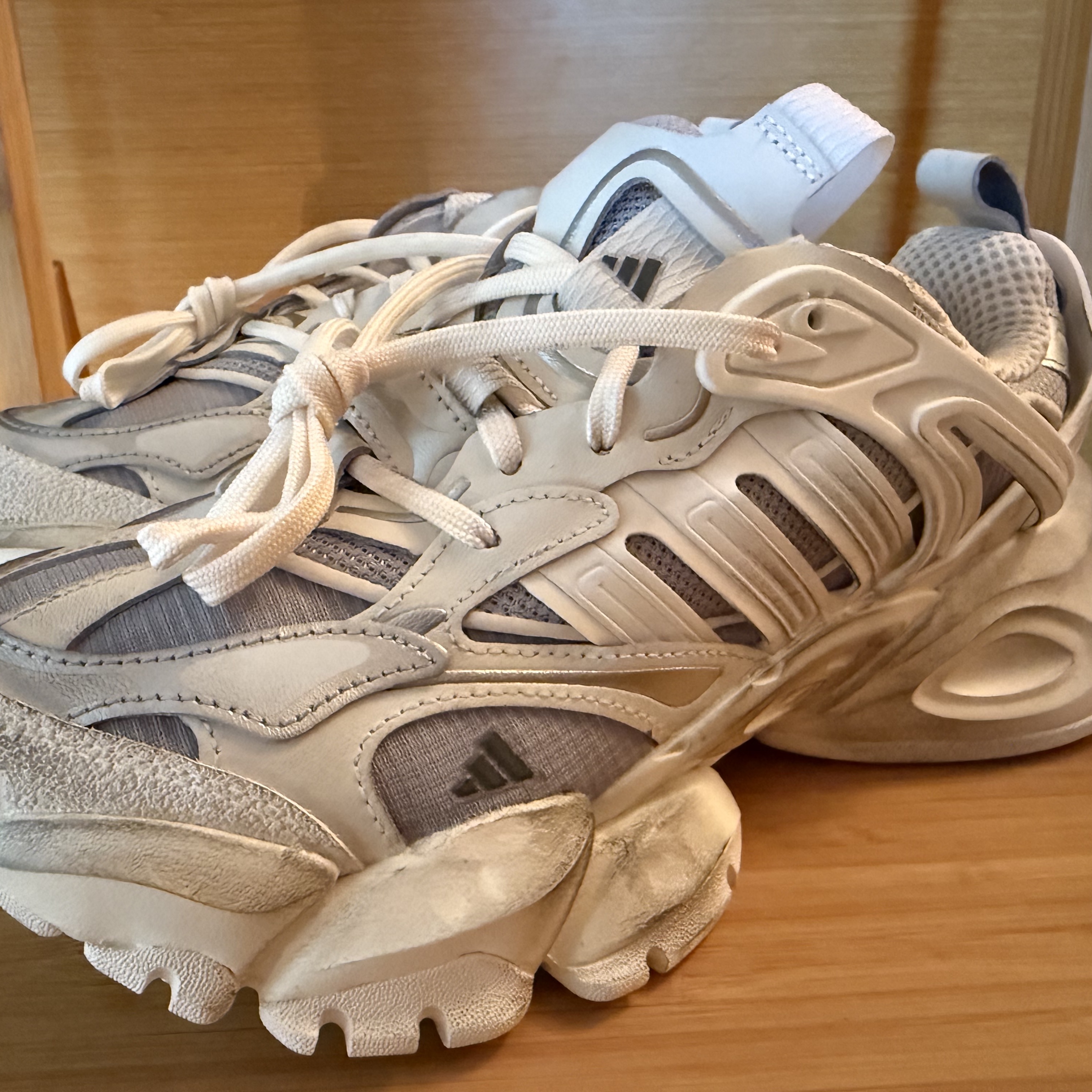 Adidas Vento XLG Deluxe Sneakers Core White Silver Metallic 착용 스타일 - 1