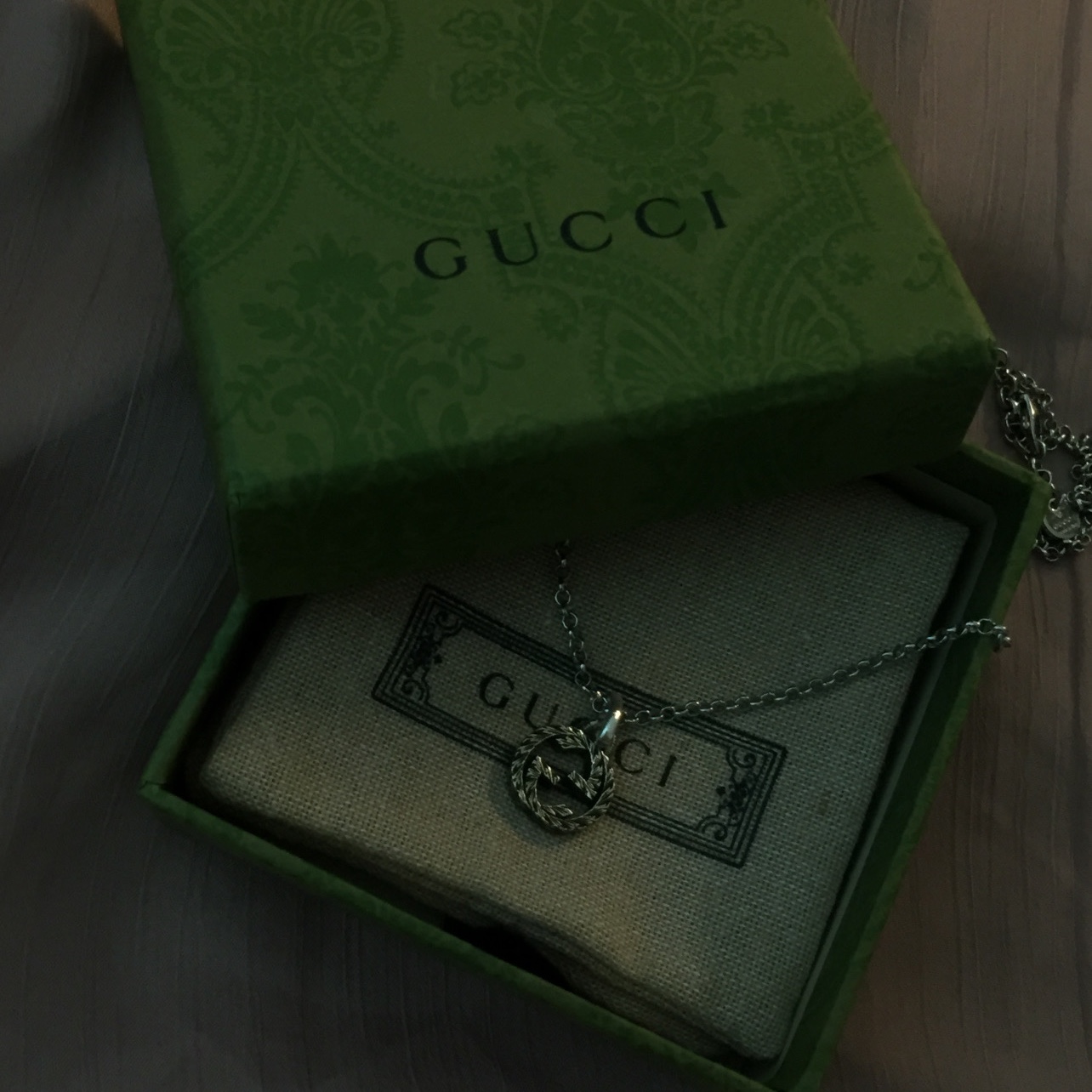 Gucci Interlocking G Pendant Necklace Silver 착용 스타일 - 1