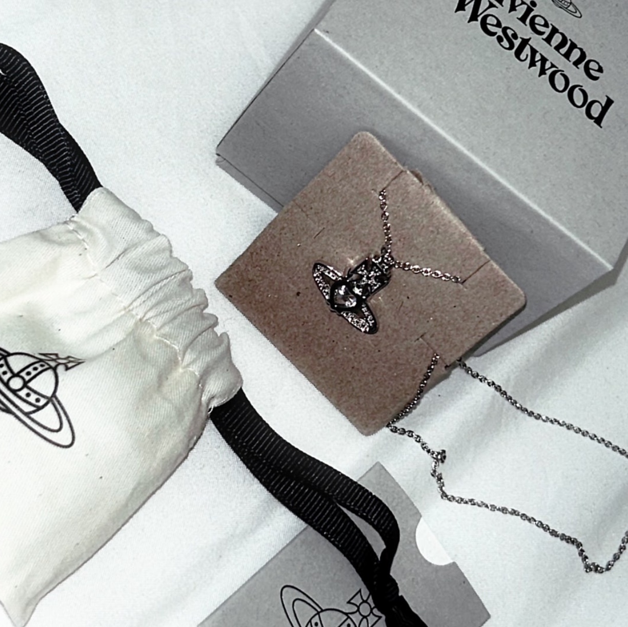 Vivienne Westwood Ariella Pendant Platinum 착용 스타일 - 3