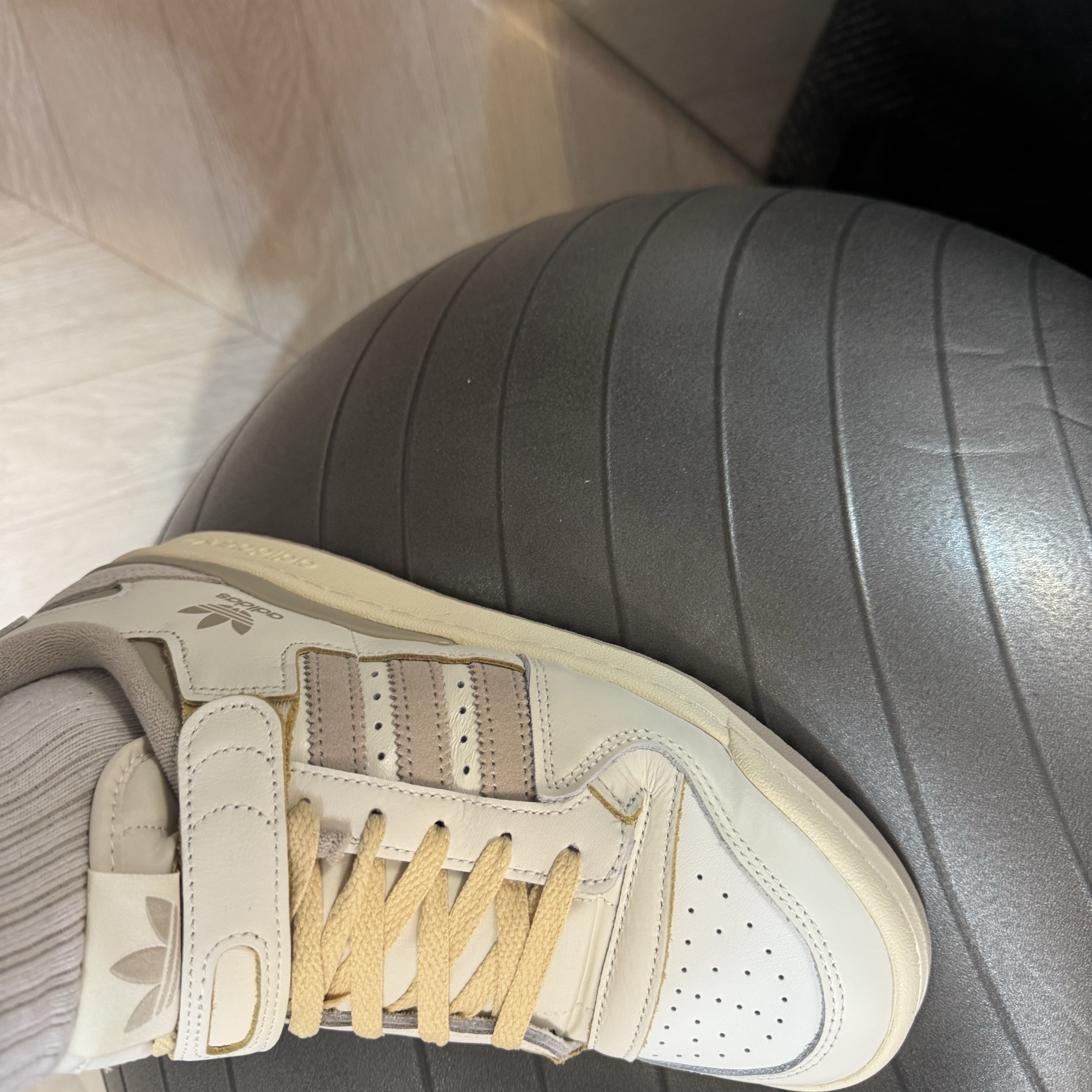 Adidas Forum 84 Low Off White Wonder Beige 착용 스타일 - 2