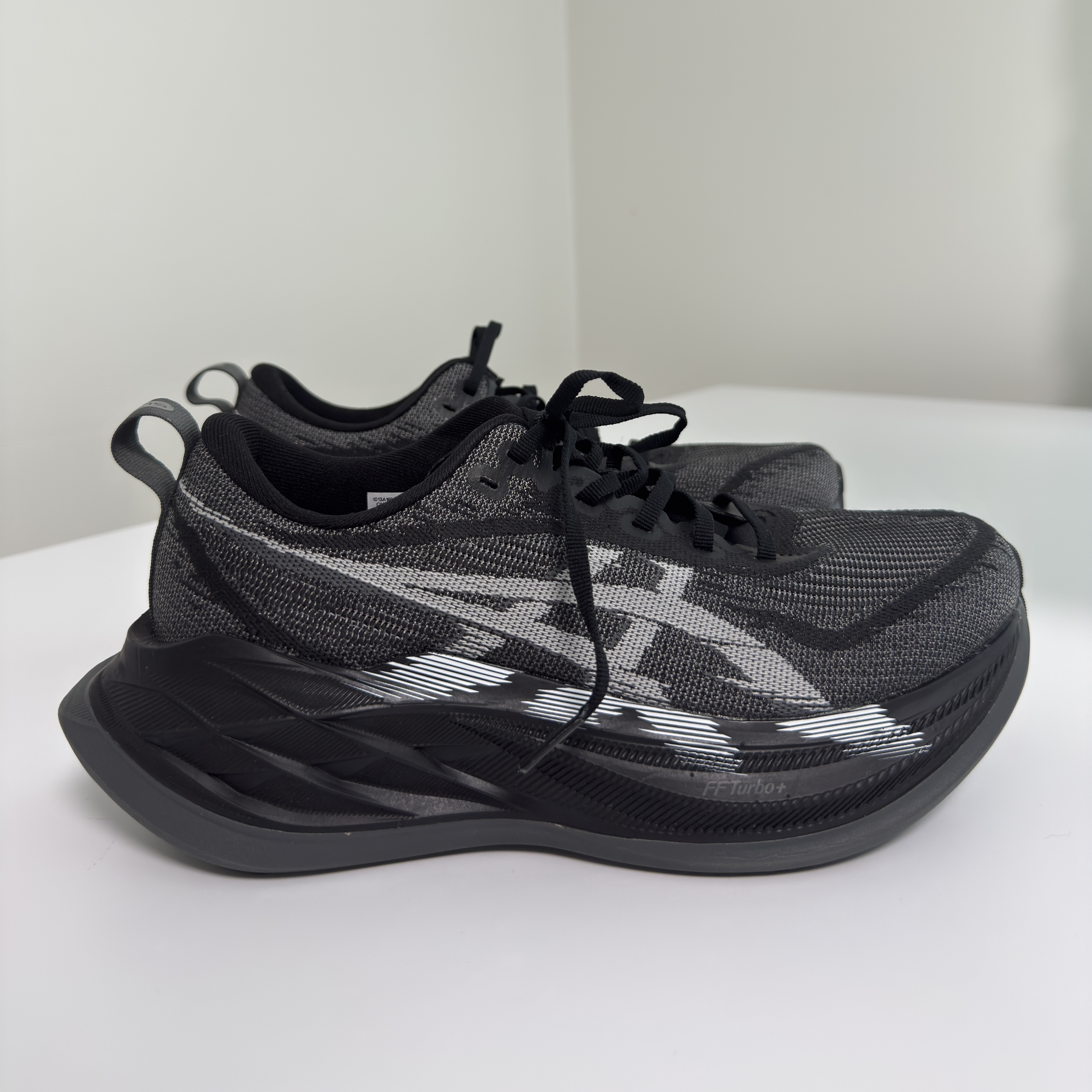 Asics Superblast 2 Black White 착용 스타일