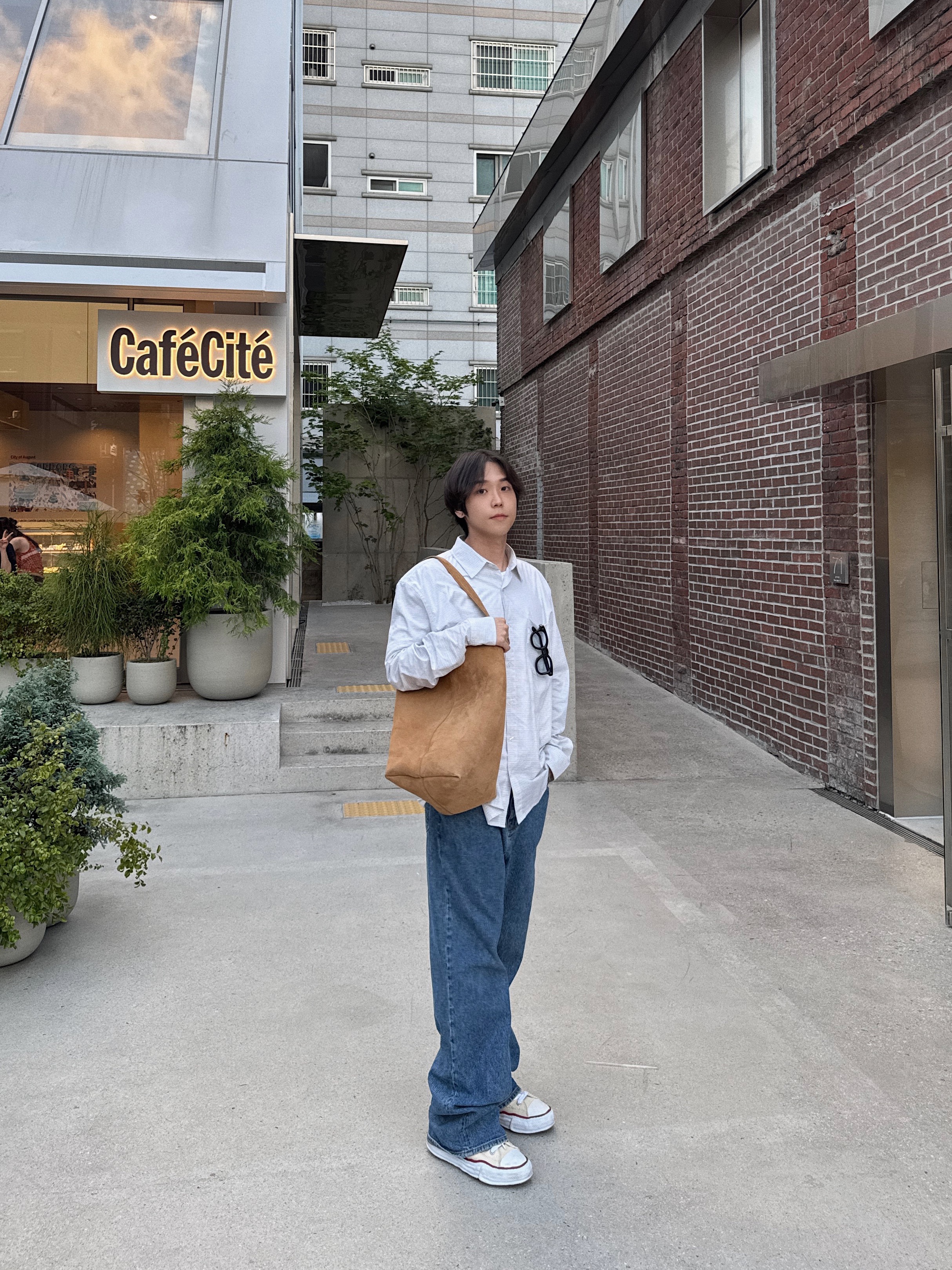 STU Stripe Denim Pants Mid Blue, Maison Mihara Yasuhiro Peterson OG Sole Canvas Low-top Sneakers Natural 착용 스타일 - 3