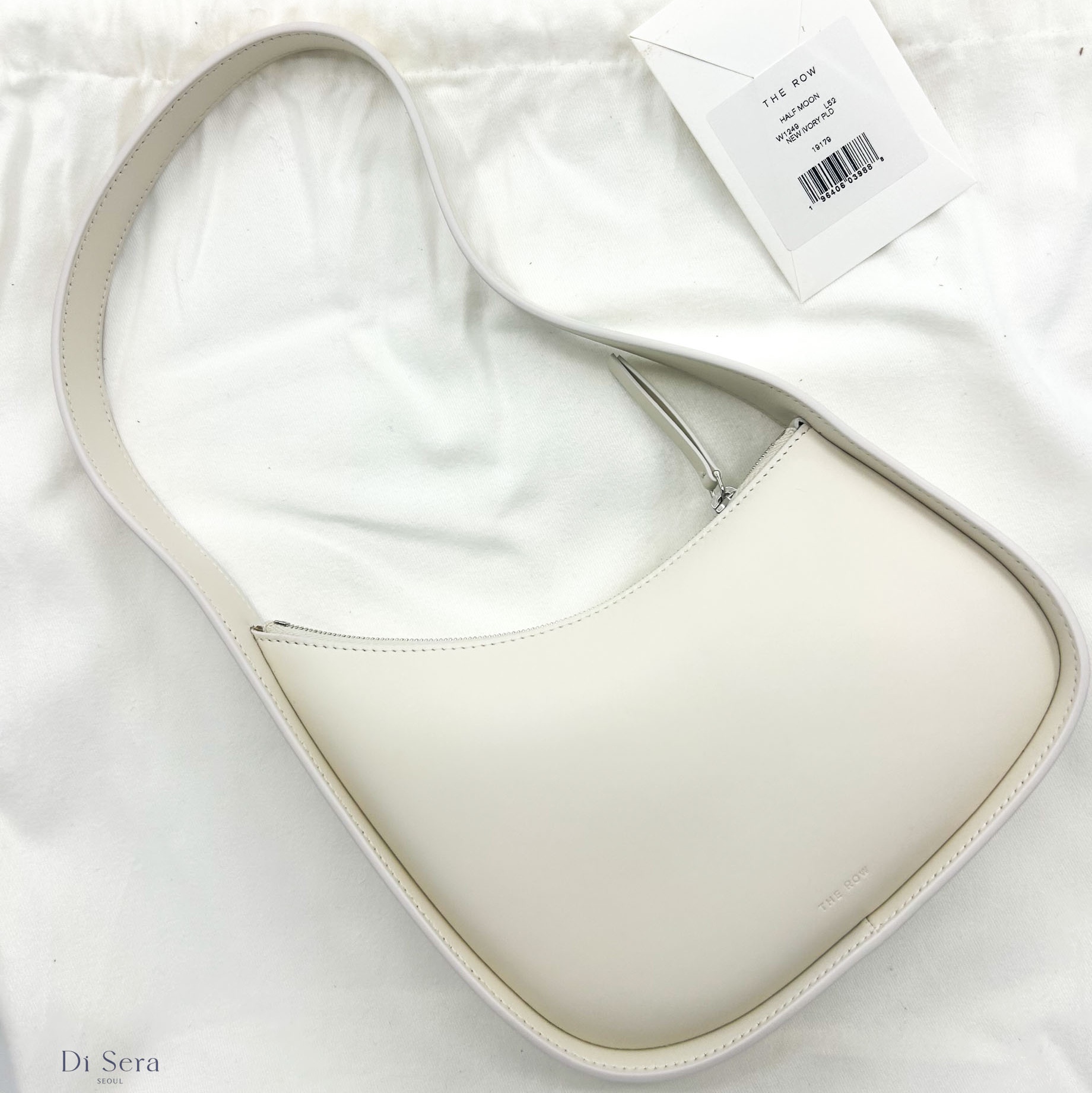 The Row Half Moon Bag in Smooth Calfskin Leather Ivory 착용 스타일