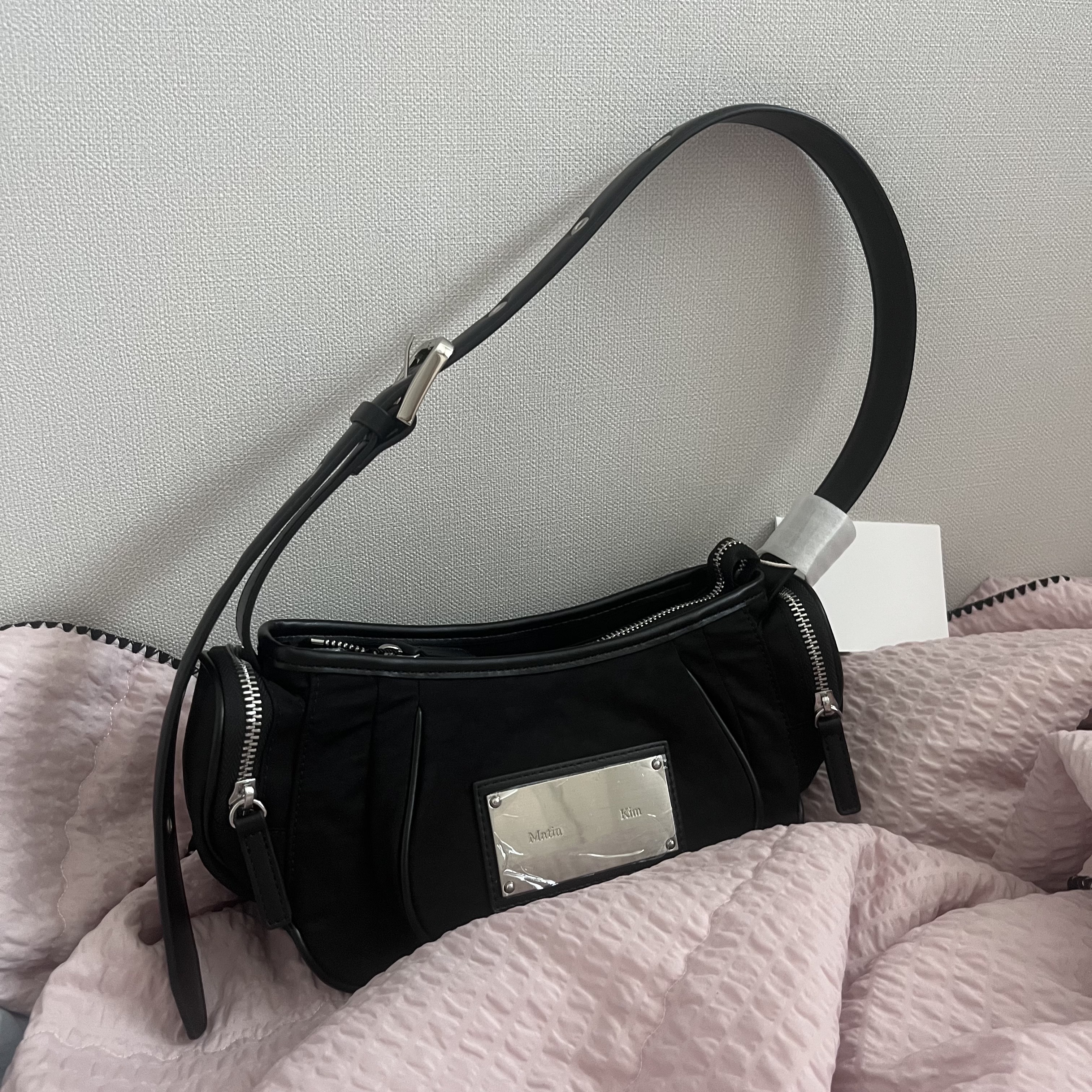 Matin Kim Madeleine Round Bag Black 착용 스타일