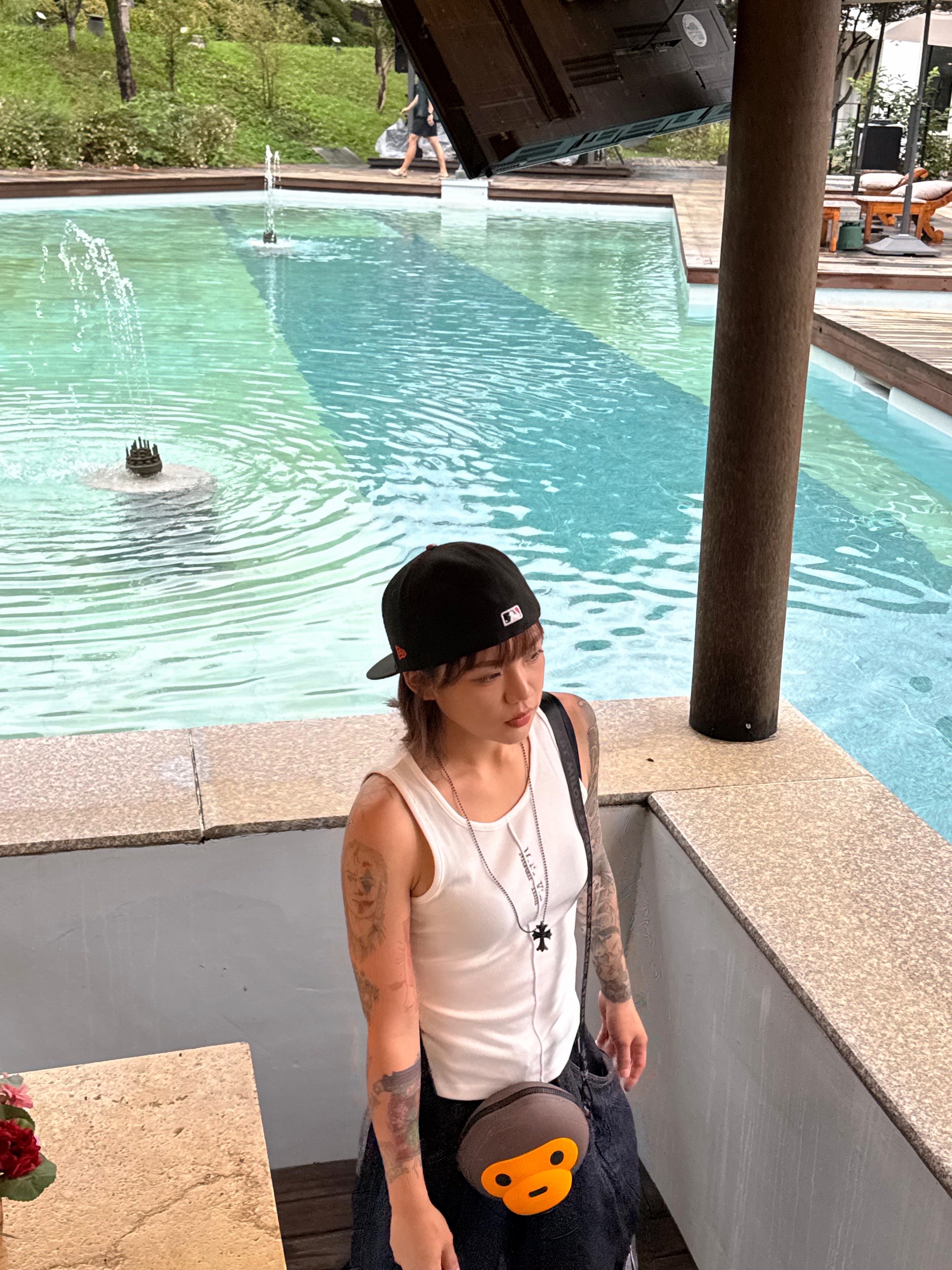 BAPE Baby Milo Silicone Cross Bag Brown, (W) Matin Kim Pintuck Sleeveless Top White 착용 스타일 - 3