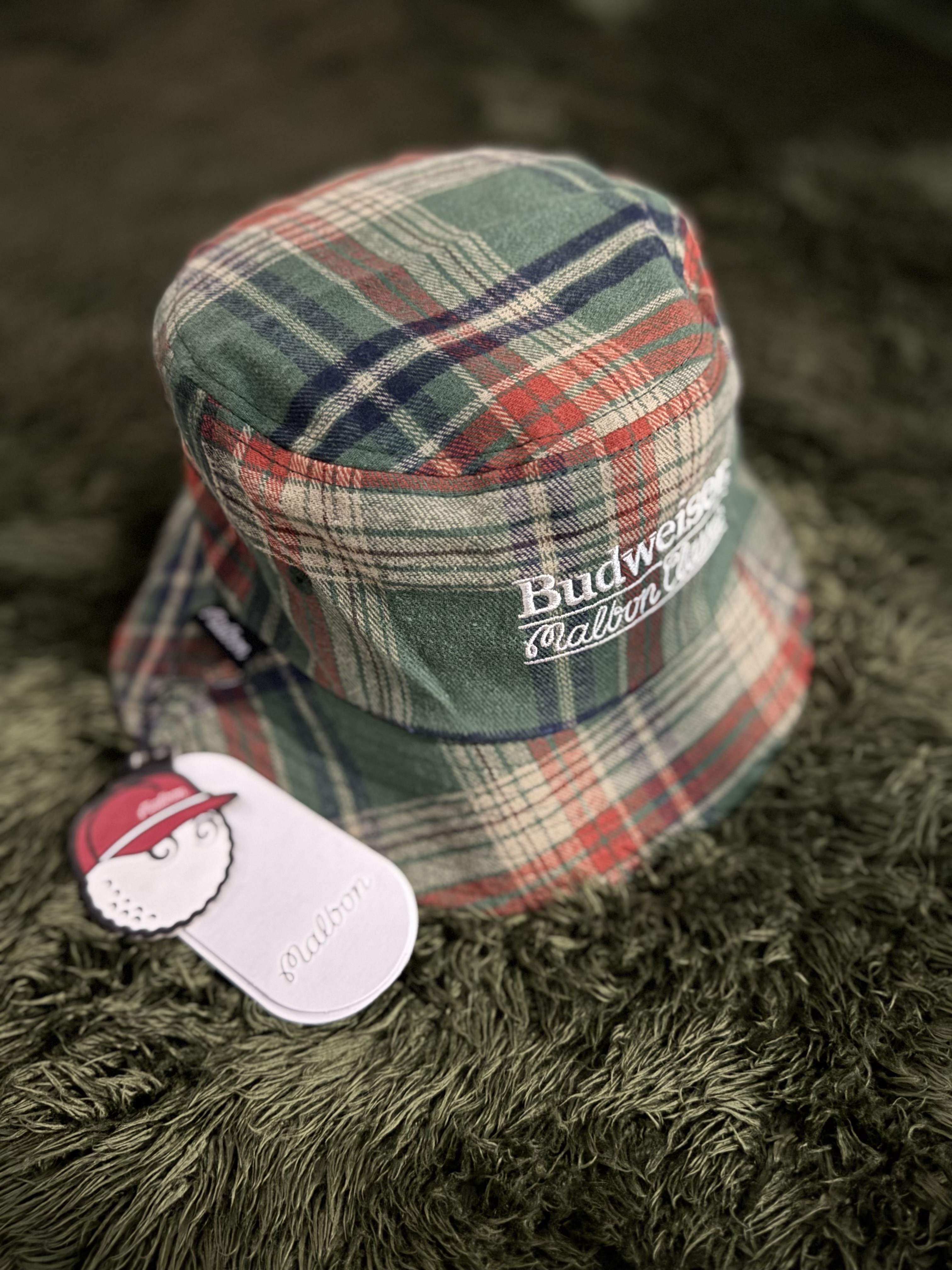 Malbon Golf x Budweiser Plaid Bucket Hat Red Plaid 착용 스타일 - 2