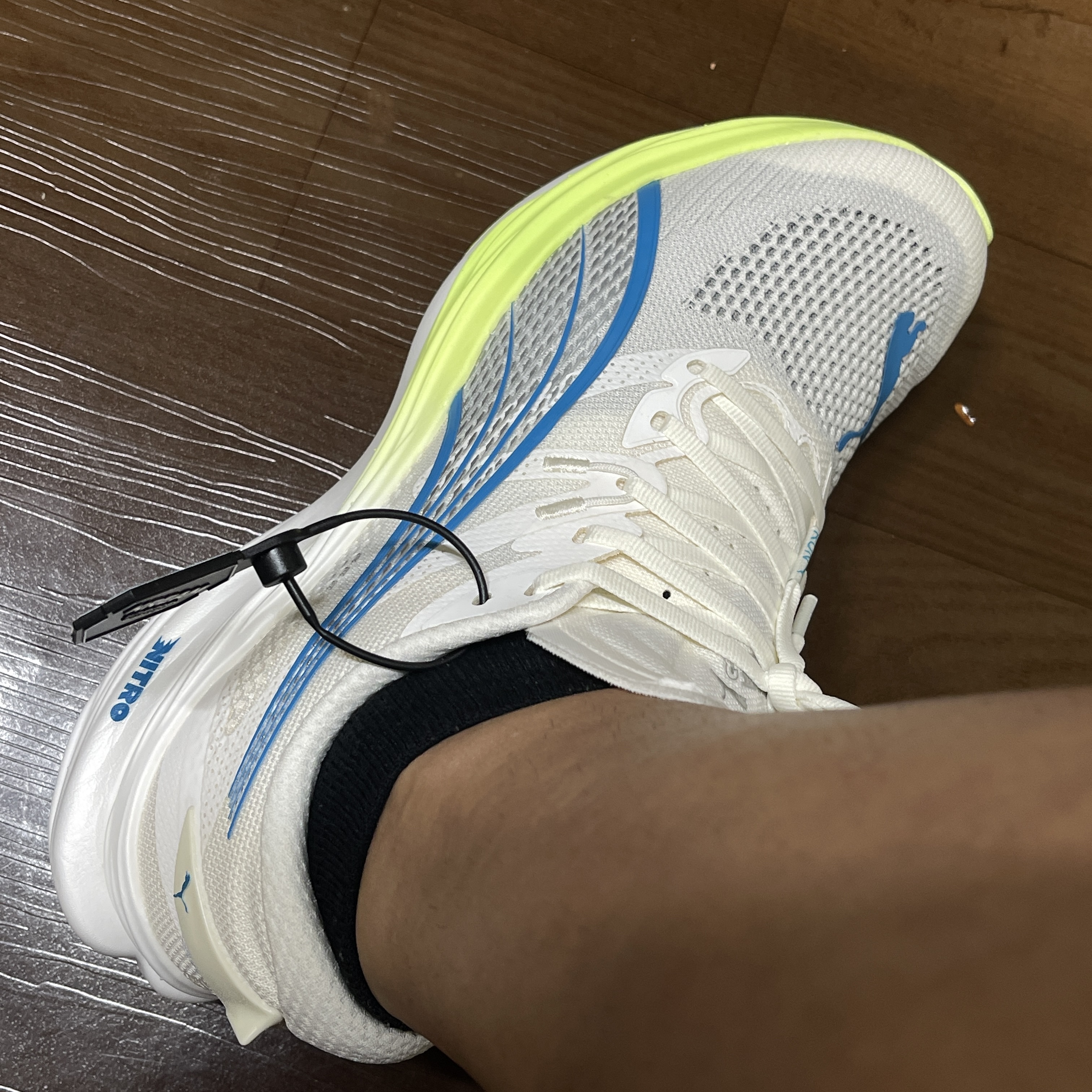 Puma Deviate Nitro 3 Wide Frosted Ivory Tropical Blue 착용 스타일 - 2