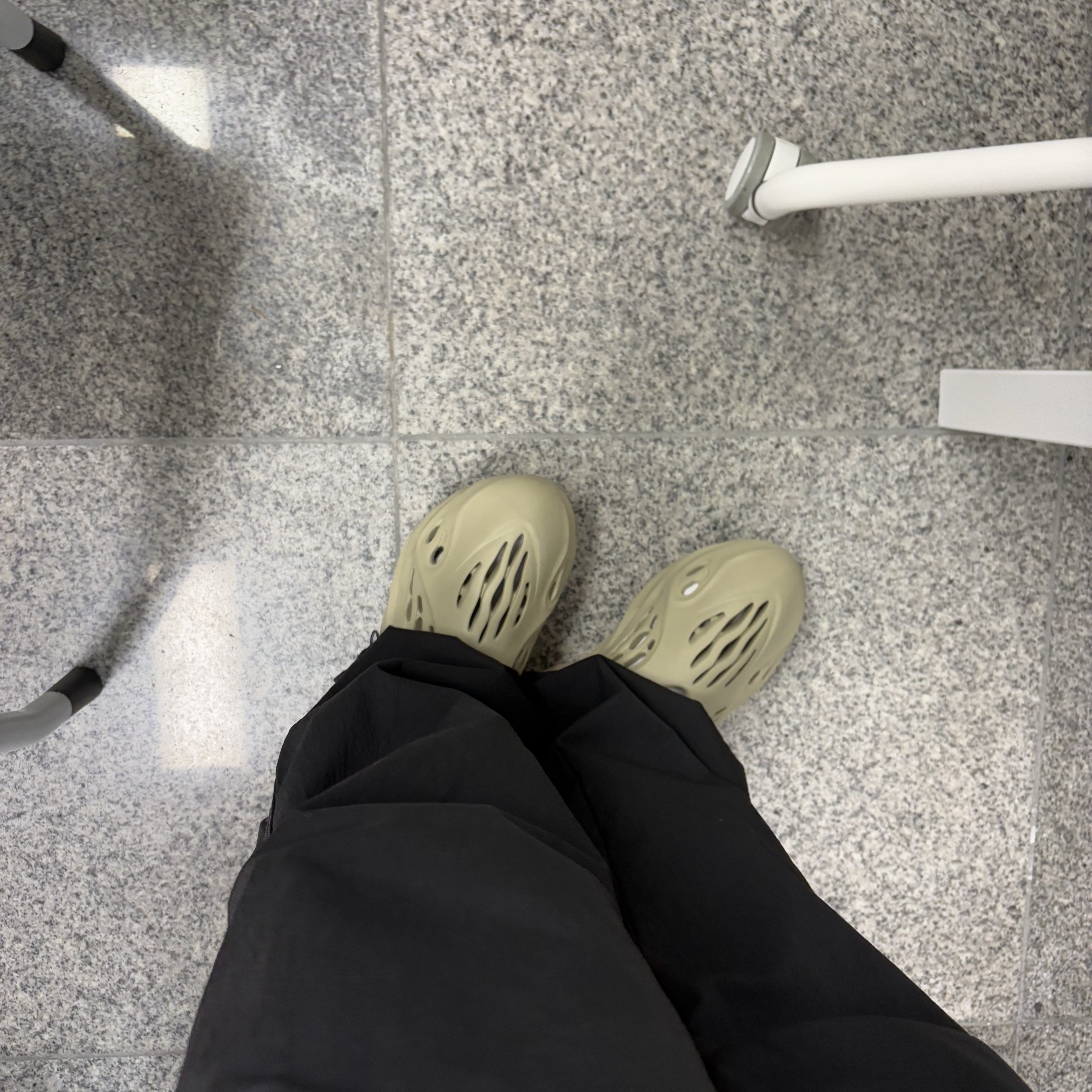 Adidas Yeezy Foam RNNR Stone Salt 착용 스타일