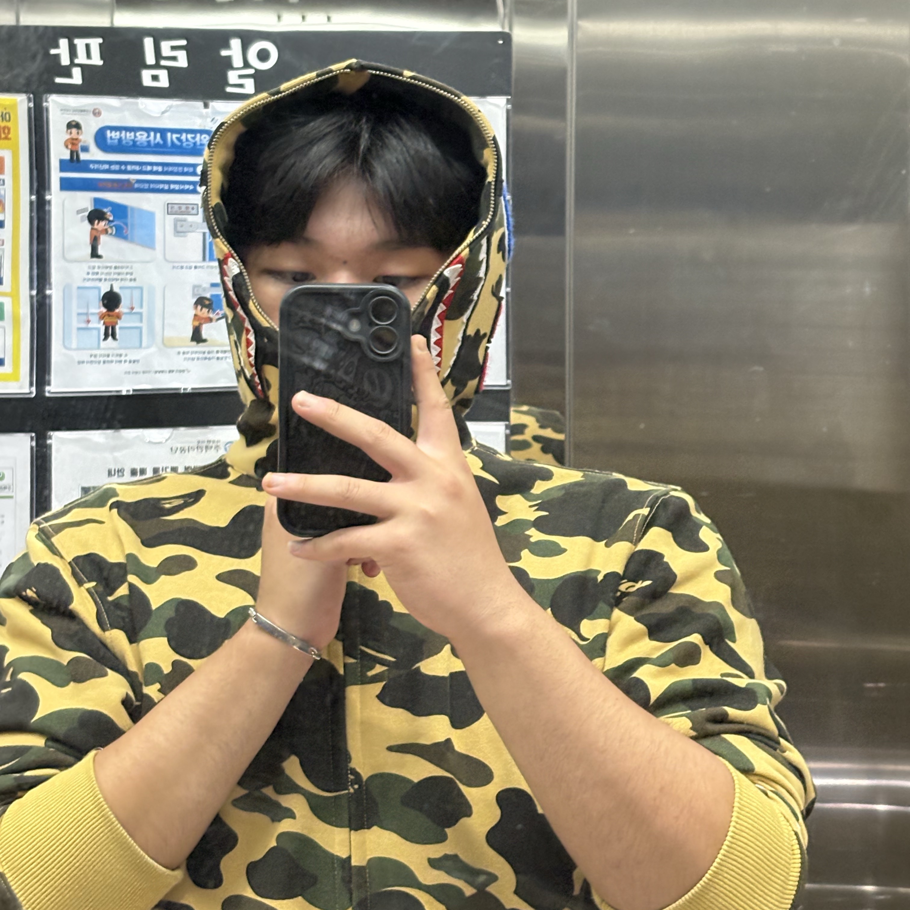BAPE 1st Camo Shark Full Zip Hoodie Yellow, Apple iPhone 16 128GB Black 착용 스타일
