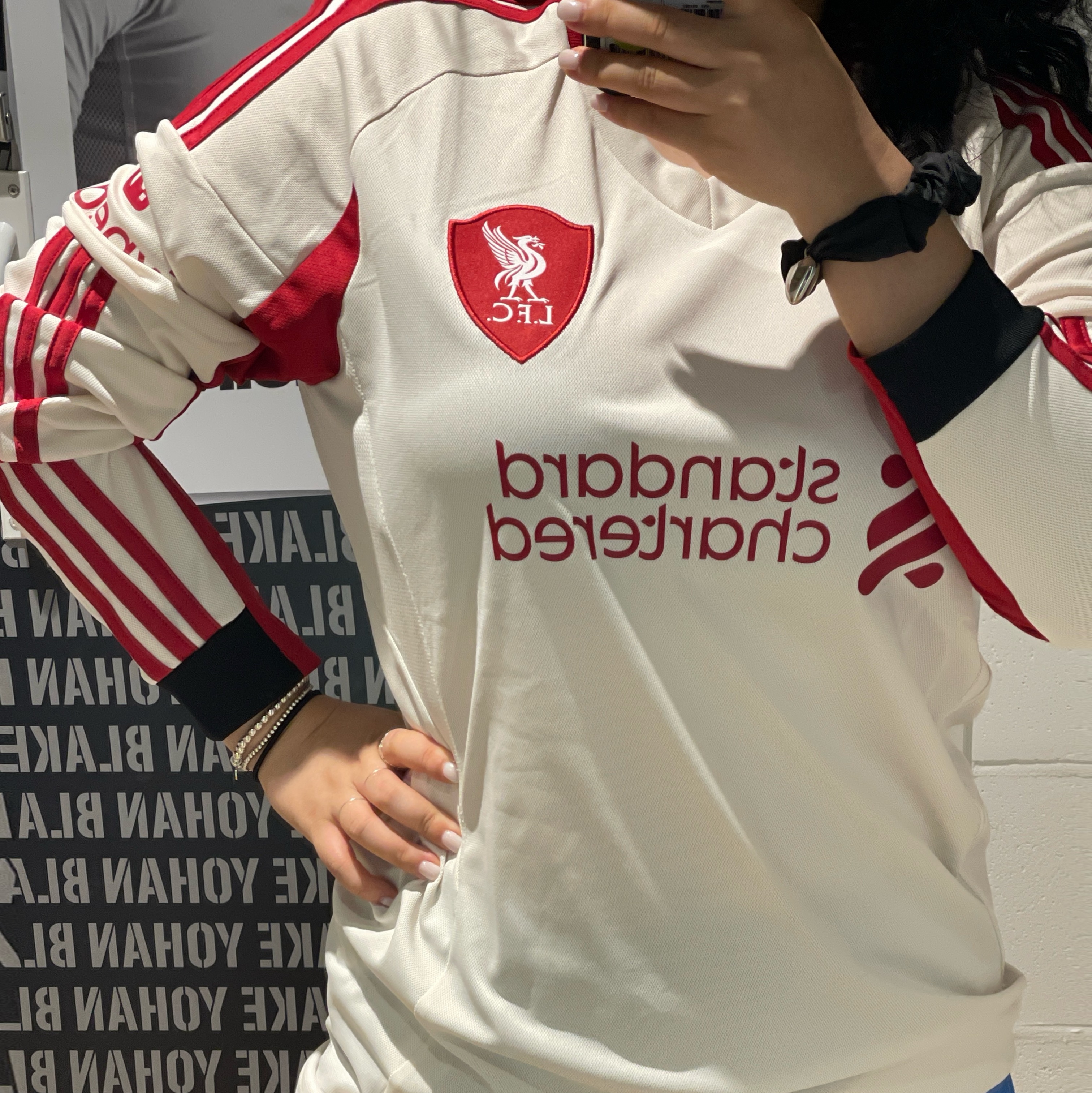 Adidas Liverpool FC 2025/26 Home Long Sleeve Jersey Strawberry Red - KR Sizing (Non Marking Ver.), Adidas Liverpool FC 2025/26 Away Long Sleeve Jersey Wonder White - KR Sizing (Non Marking Ver.) 착용 스타일 - 2