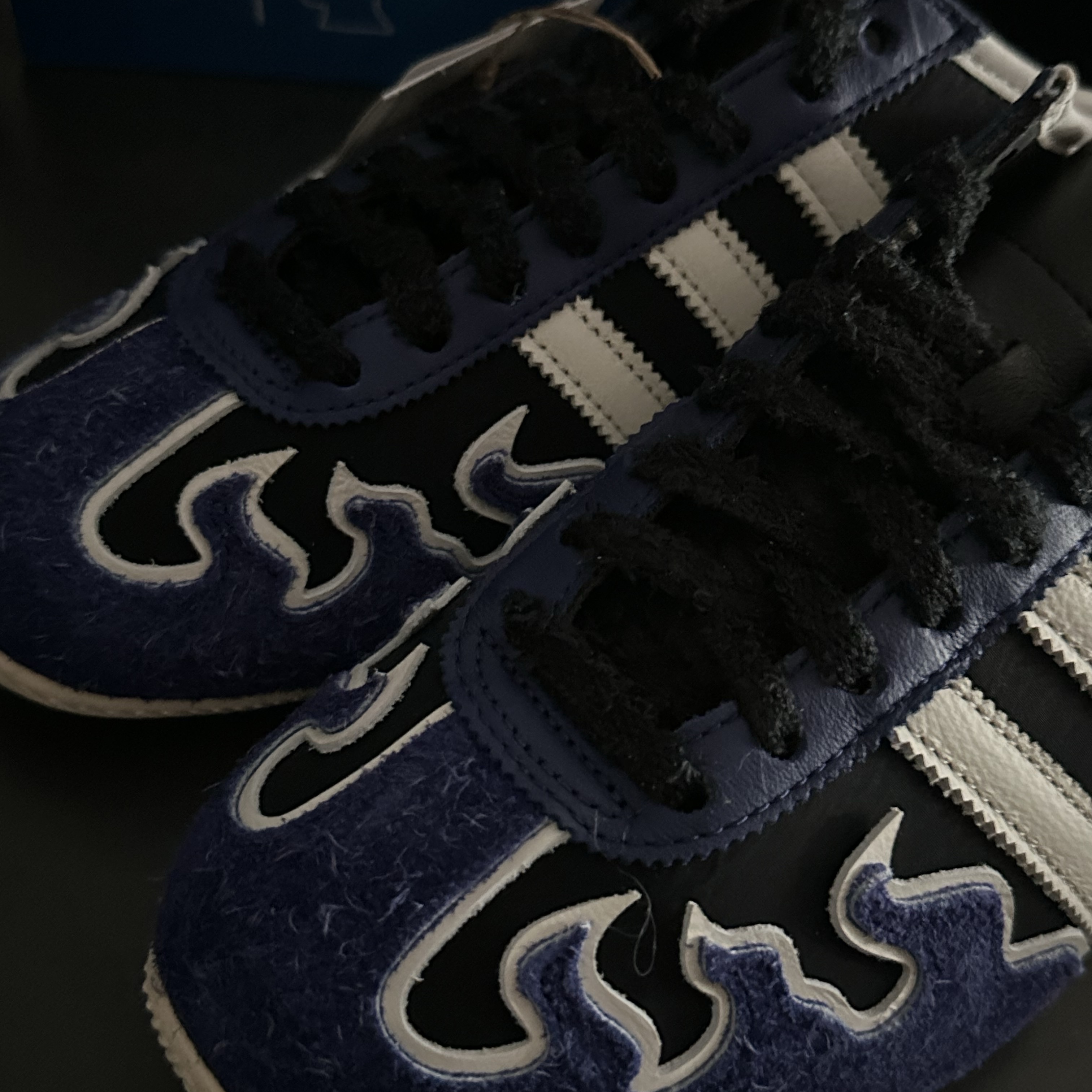Adidas x Brain Dead Japan Core Black Off White 착용 스타일 - 3