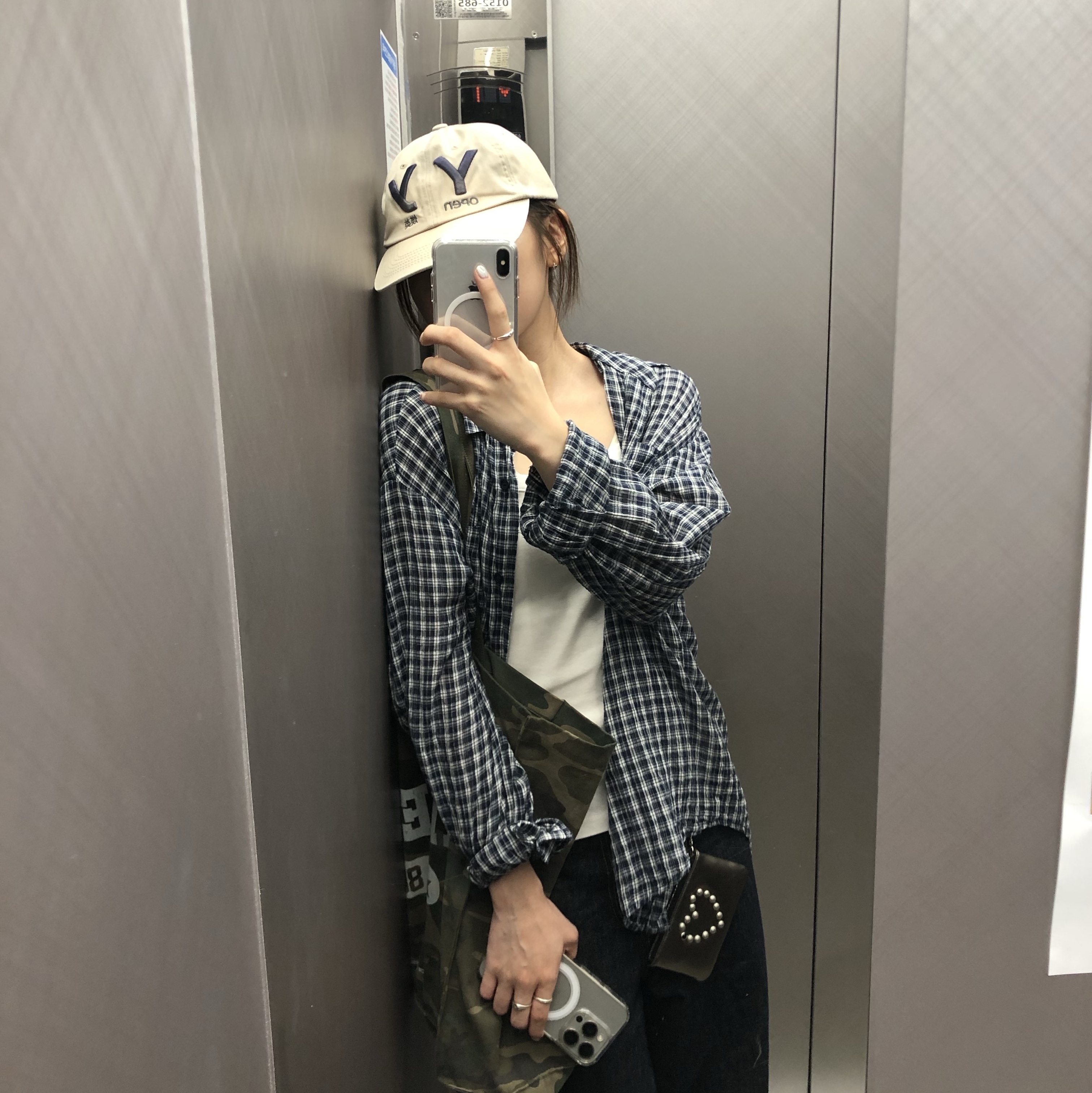 Open Yy Gradient Ball Cap Beige, Open Yy Heart Stud Chain Wallet Gunmetal 착용 스타일