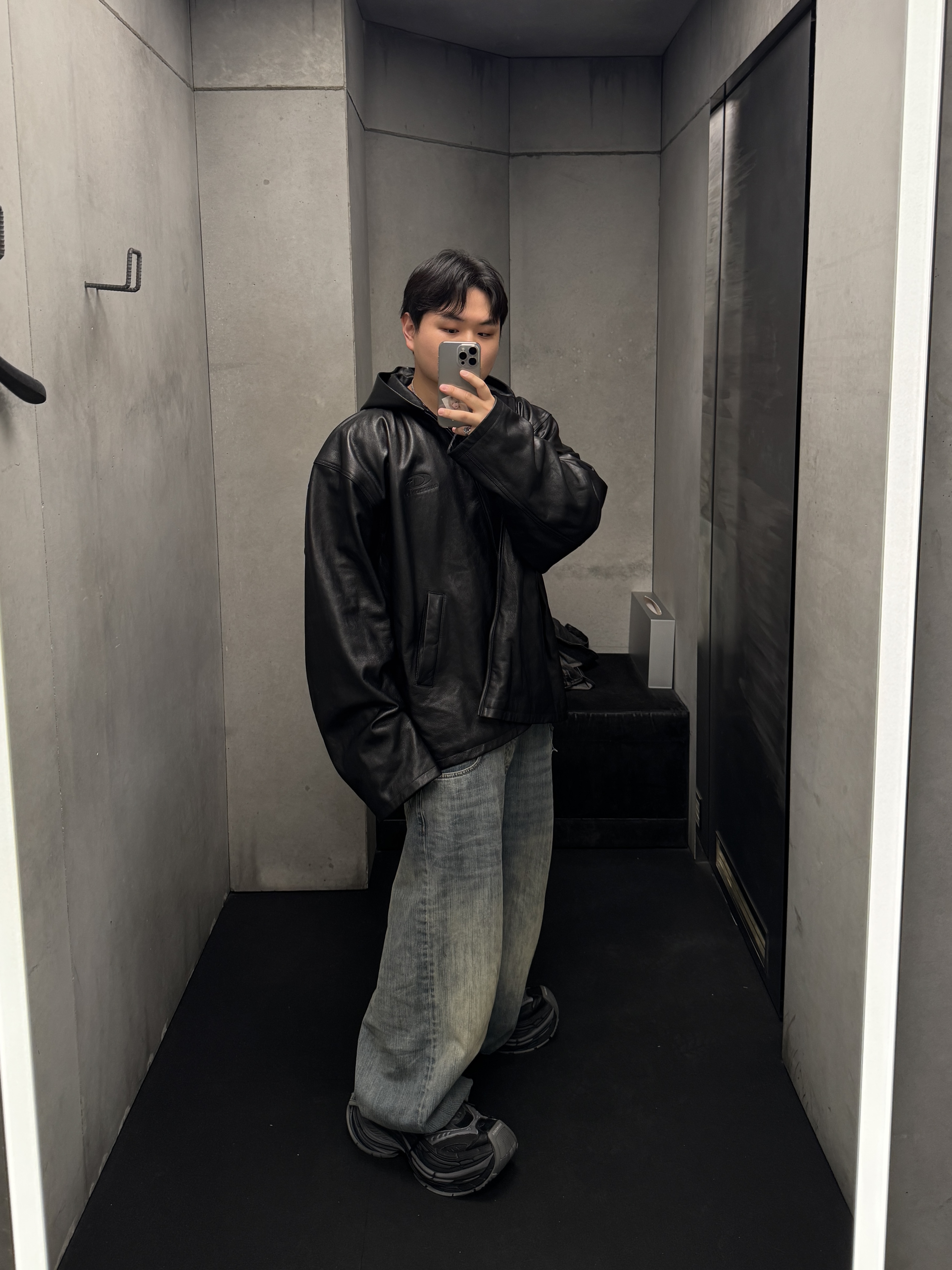 Balenciaga Platform Reduced Sneakers Dark Grey 착용 스타일