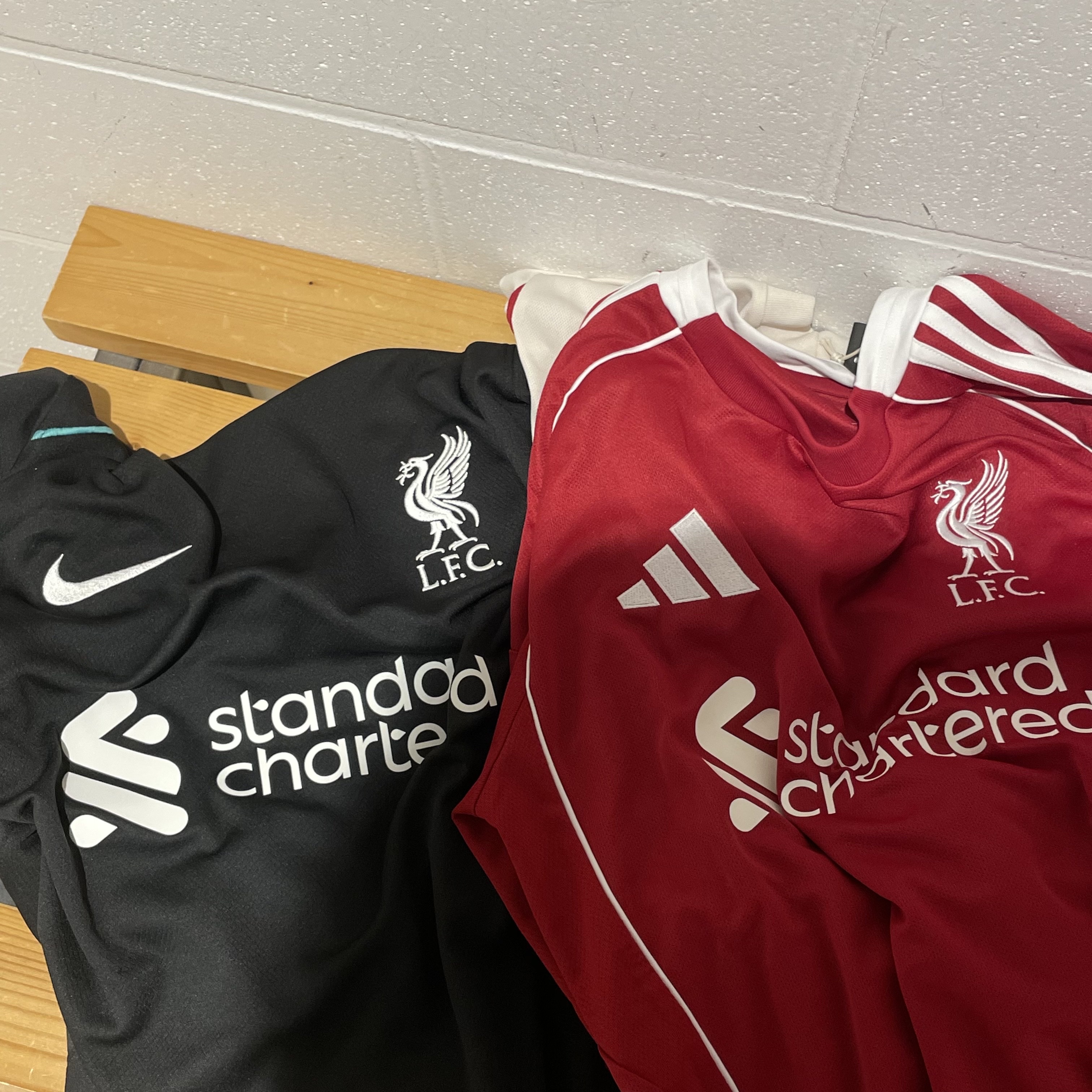 Adidas Liverpool FC 2025/26 Home Long Sleeve Jersey Strawberry Red - KR Sizing (Non Marking Ver.), Adidas Liverpool FC 2025/26 Away Long Sleeve Jersey Wonder White - KR Sizing (Non Marking Ver.) 착용 스타일 - 4