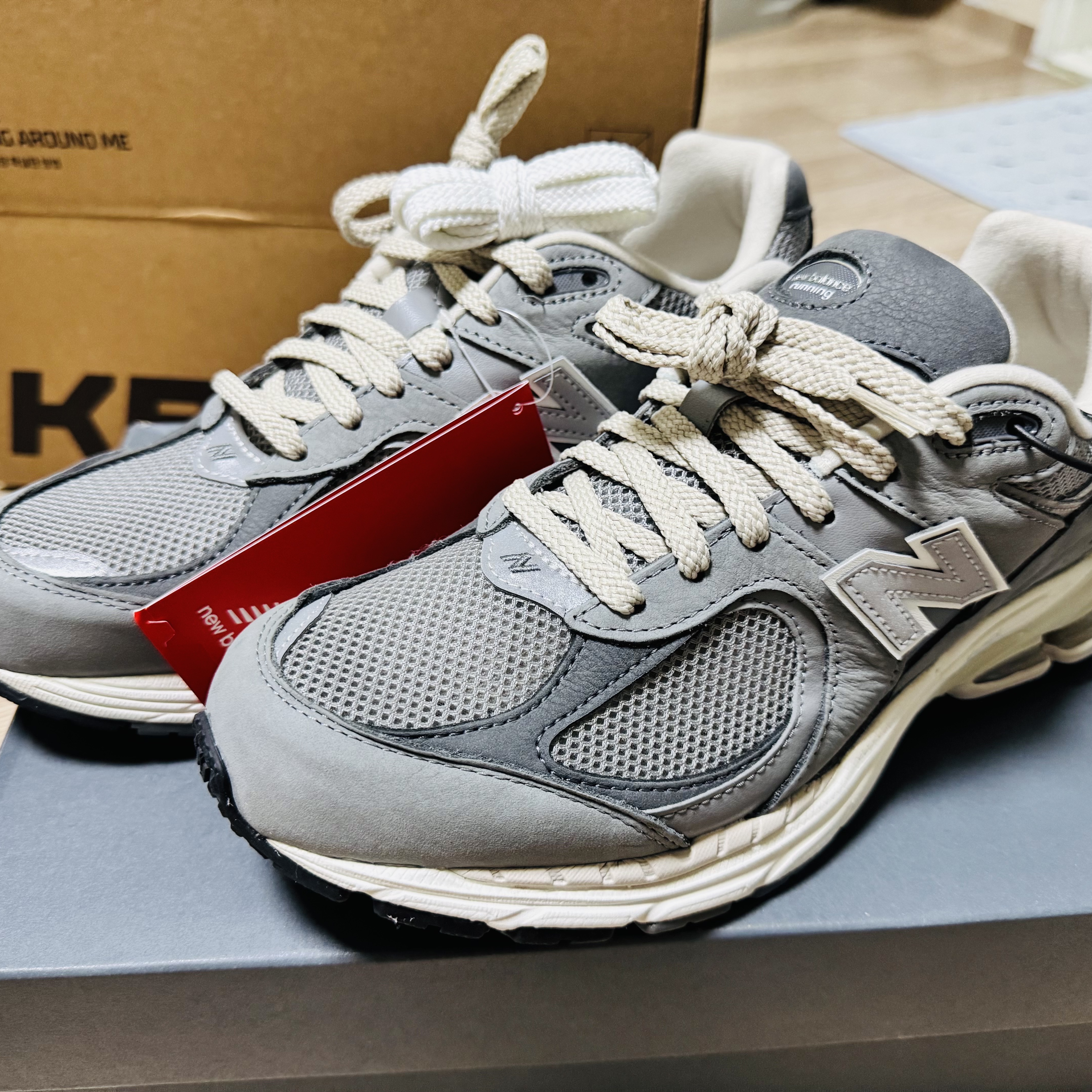 New Balance 2002R Premium Vintage Grey 착용 스타일