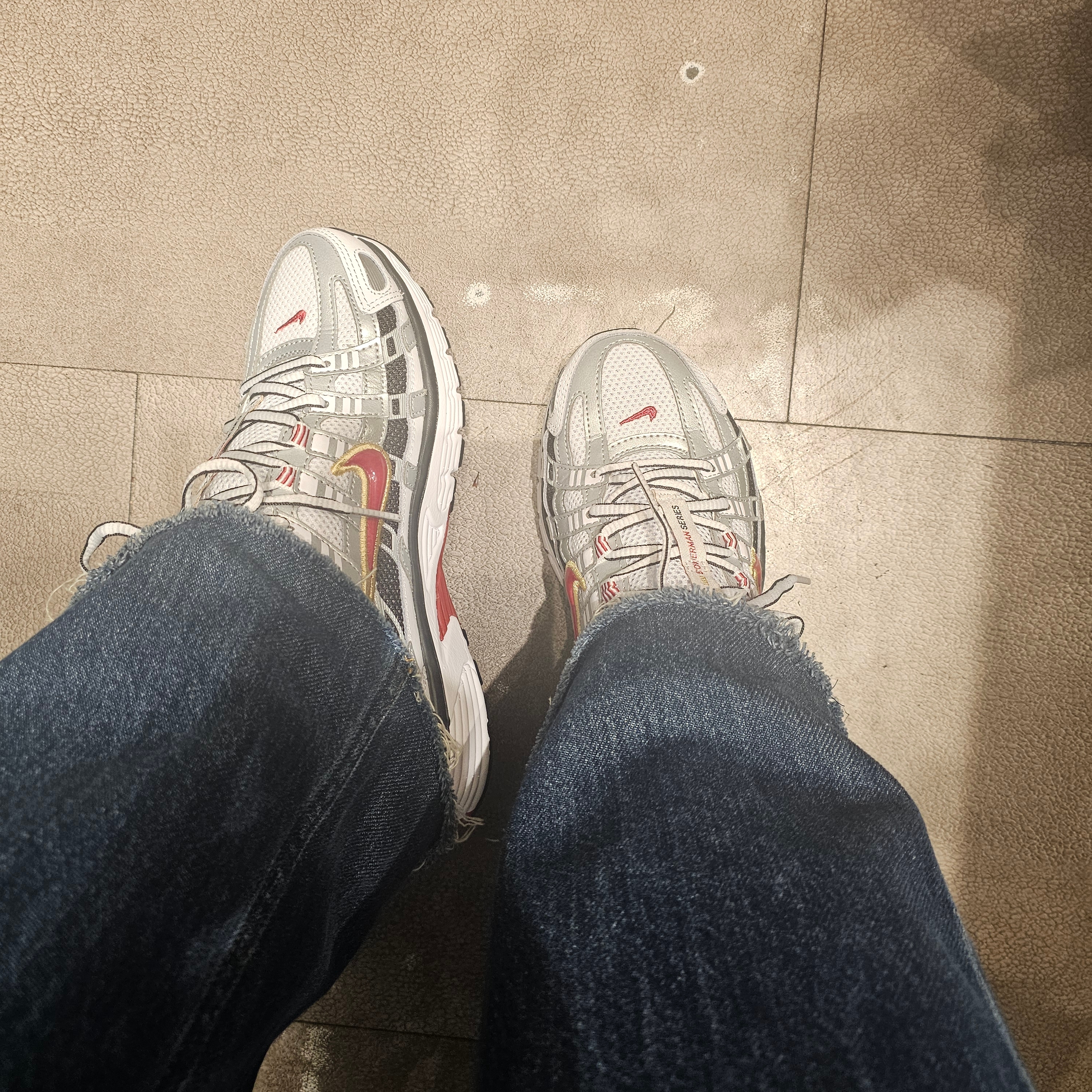 (W) Nike P-6000 Metallic Silver Red 착용 스타일