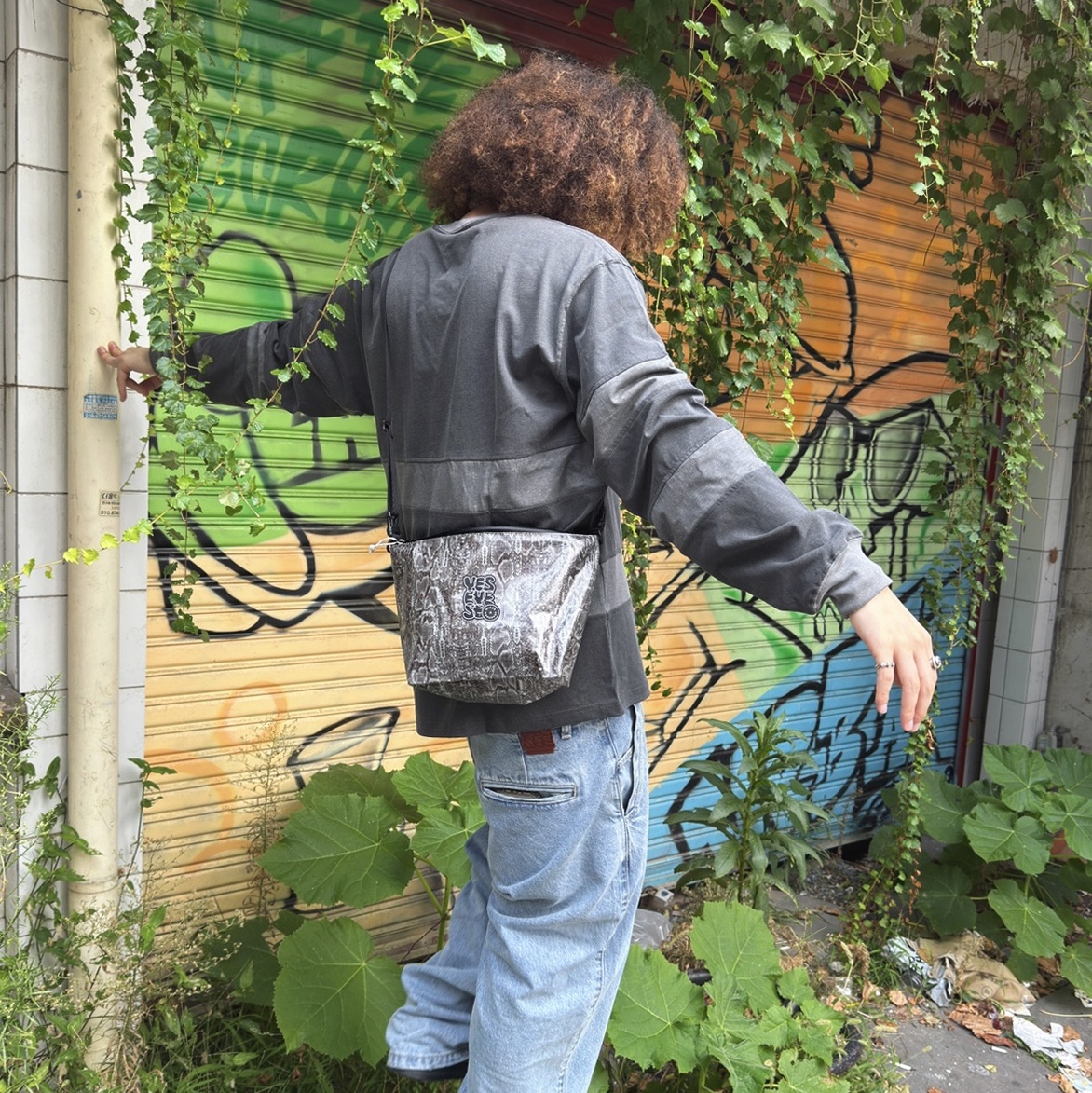 YESEYESEE Pigment Stripe L/S Charcoal, YESEYESEE® x HIKER WORKSHOP® X-3 Python 착용 스타일 - 1
