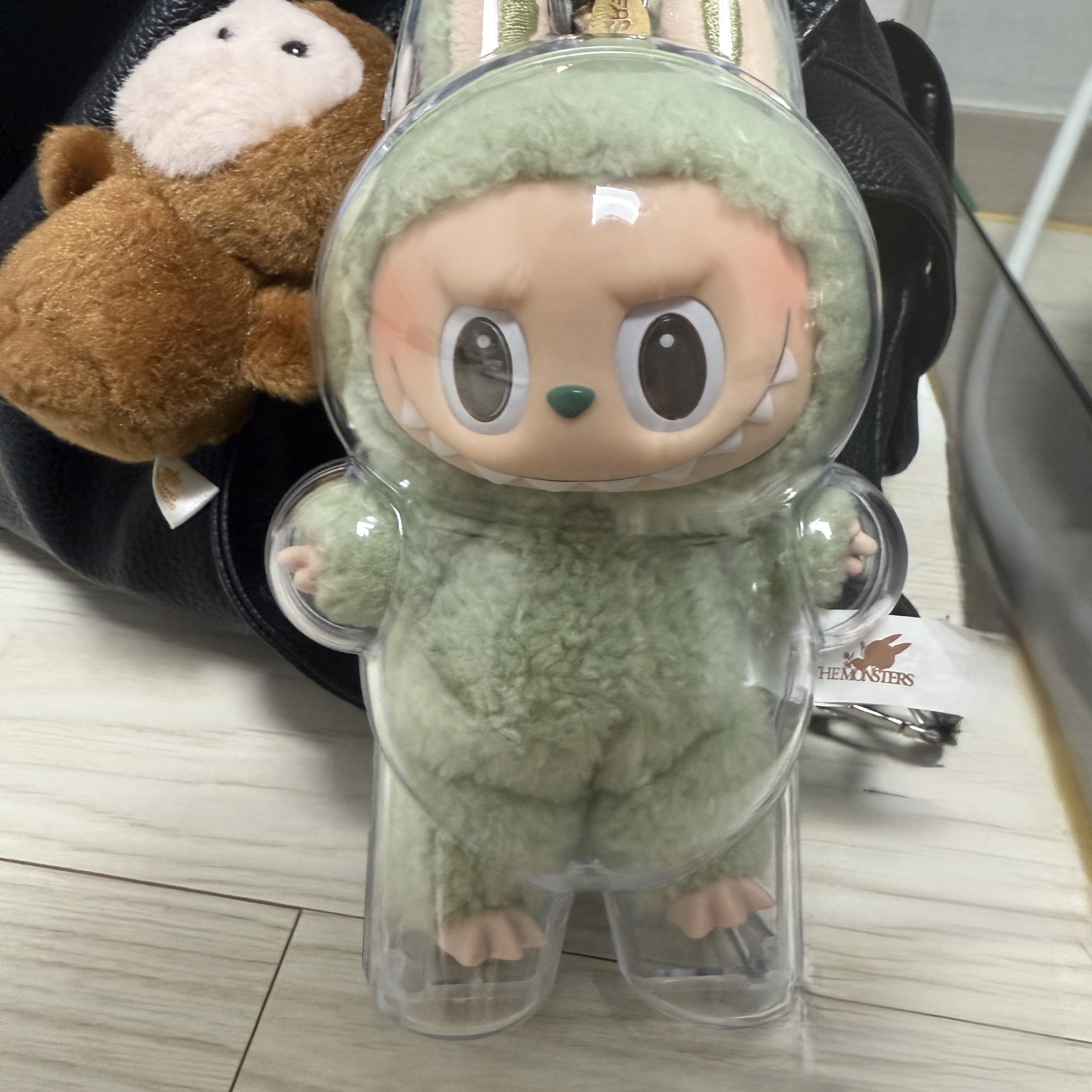 Pop Mart Labubu The Monsters Labubu Tasty Macarons Series Green Grape Keyring 착용 스타일