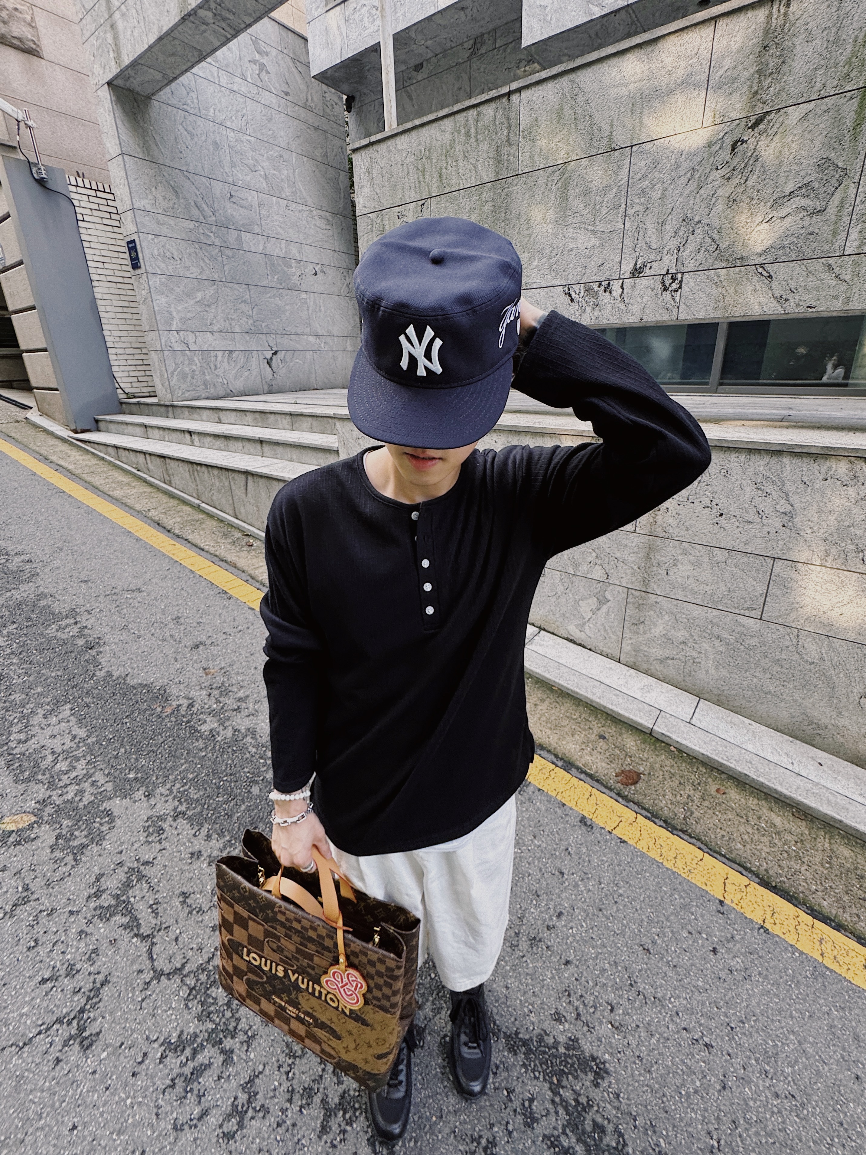 Louis Vuitton Shopper Tote MM Brown, Chanel Sneakers Mesh Suede Calfskin Grained Calfskin & Black White 착용 스타일 - 4