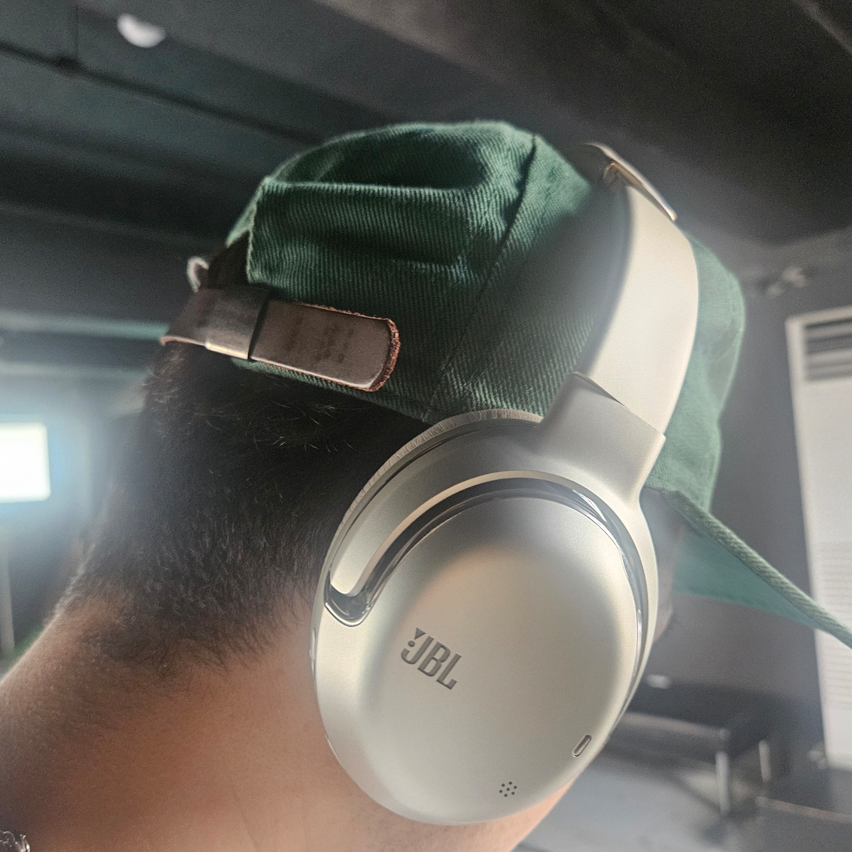 JBL TOUR ONE M2 Wireless Headphones Champagne 착용 스타일