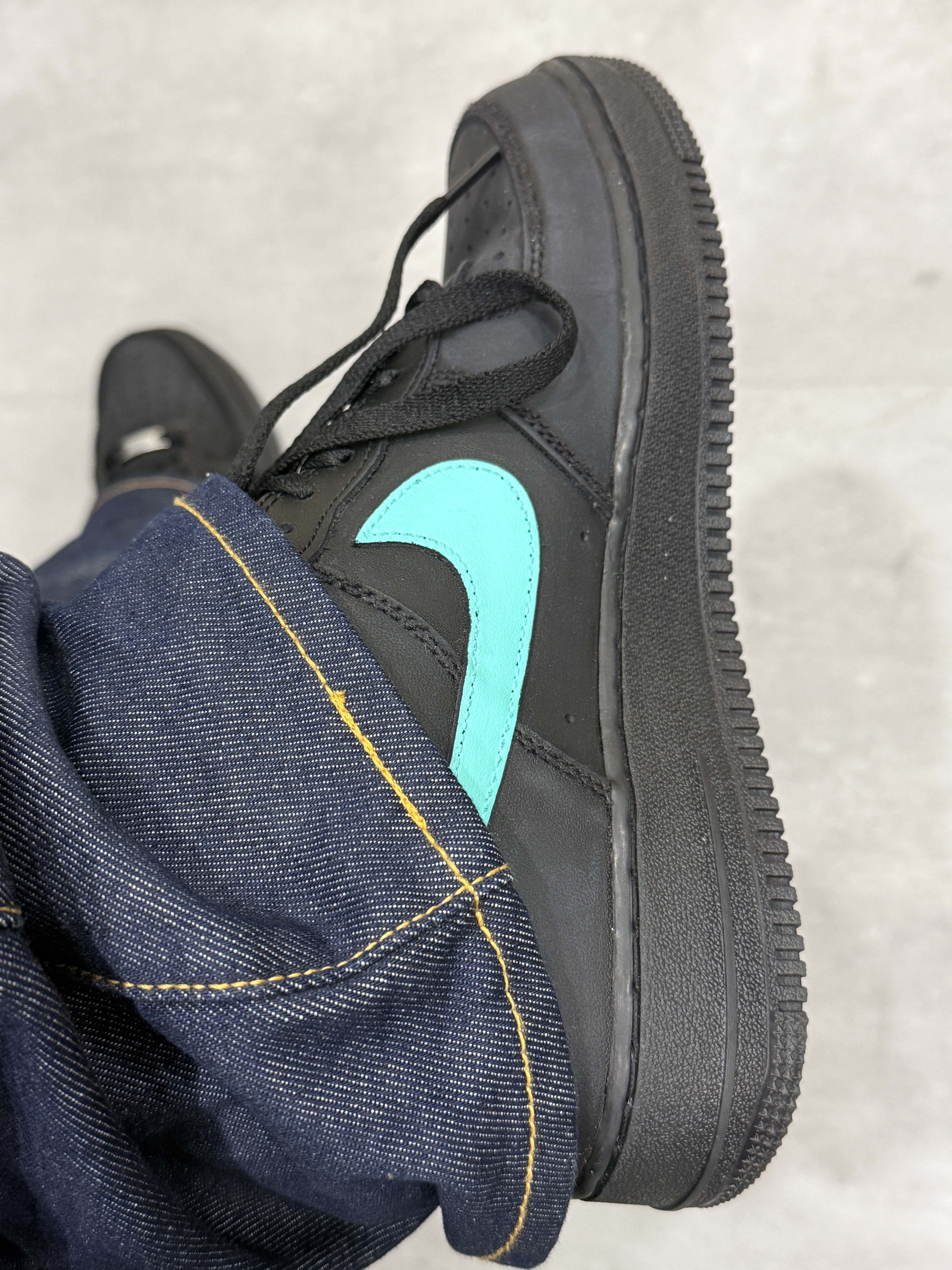 Nike Air Force 1 '07 Low Triple Black 착용 스타일