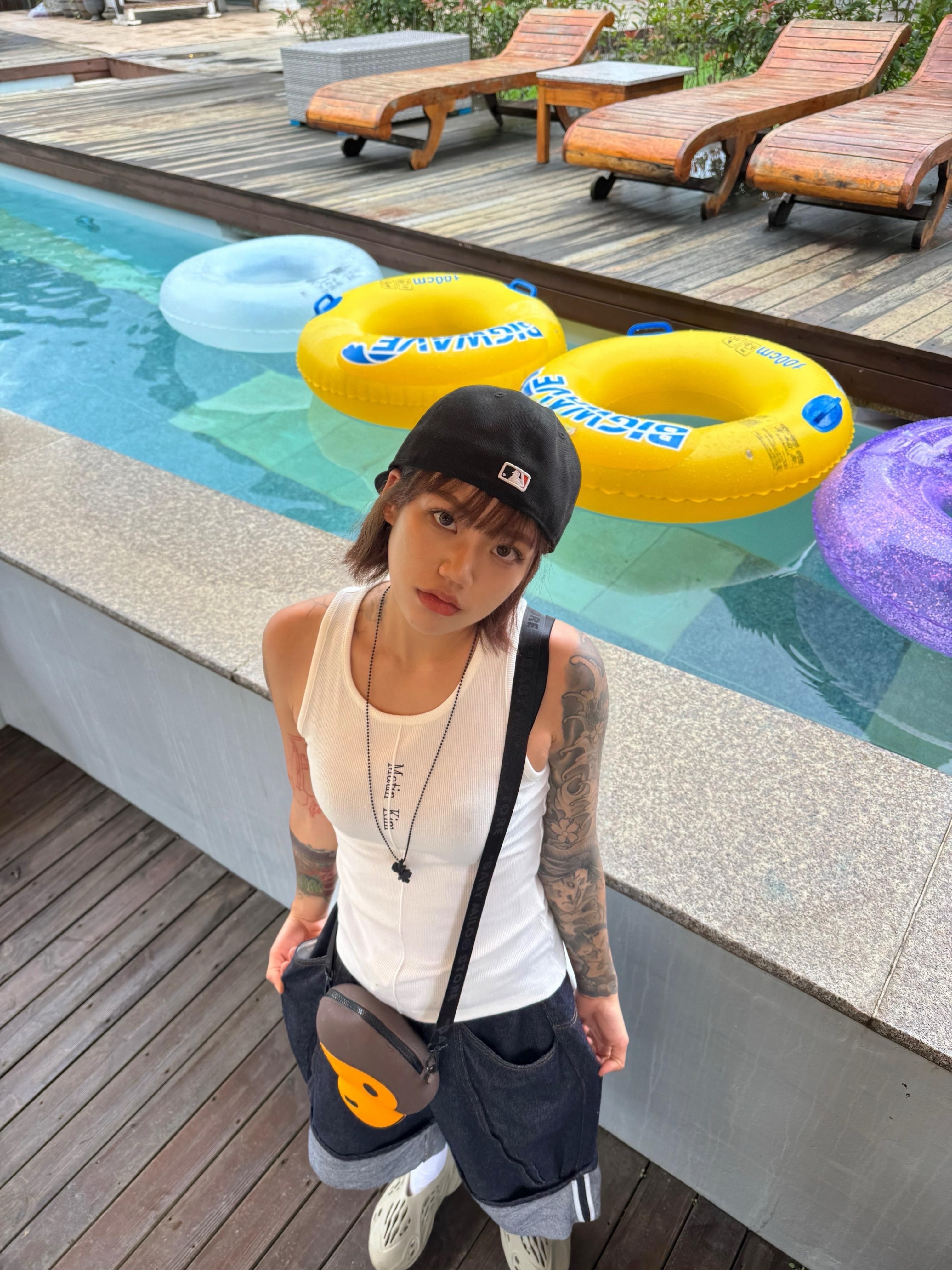 BAPE Baby Milo Silicone Cross Bag Brown, (W) Matin Kim Pintuck Sleeveless Top White 착용 스타일 - 1