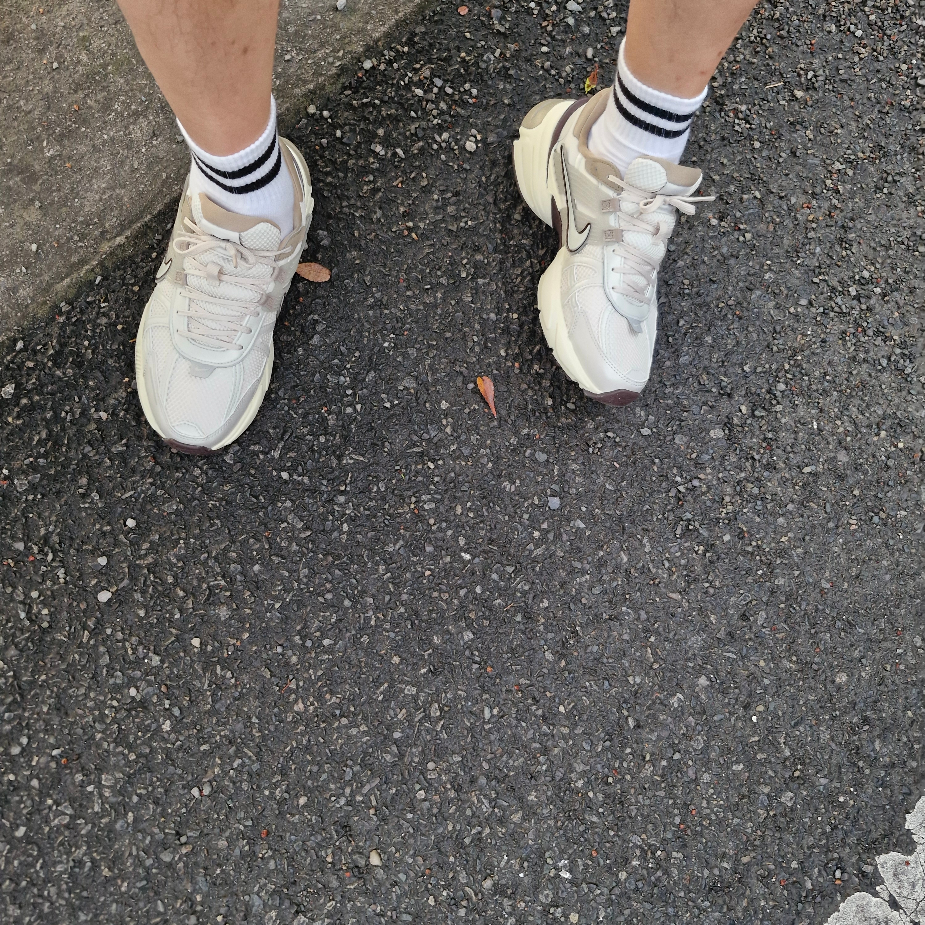 Nike V2K Run Light Orewood Brown Khaki 착용 스타일