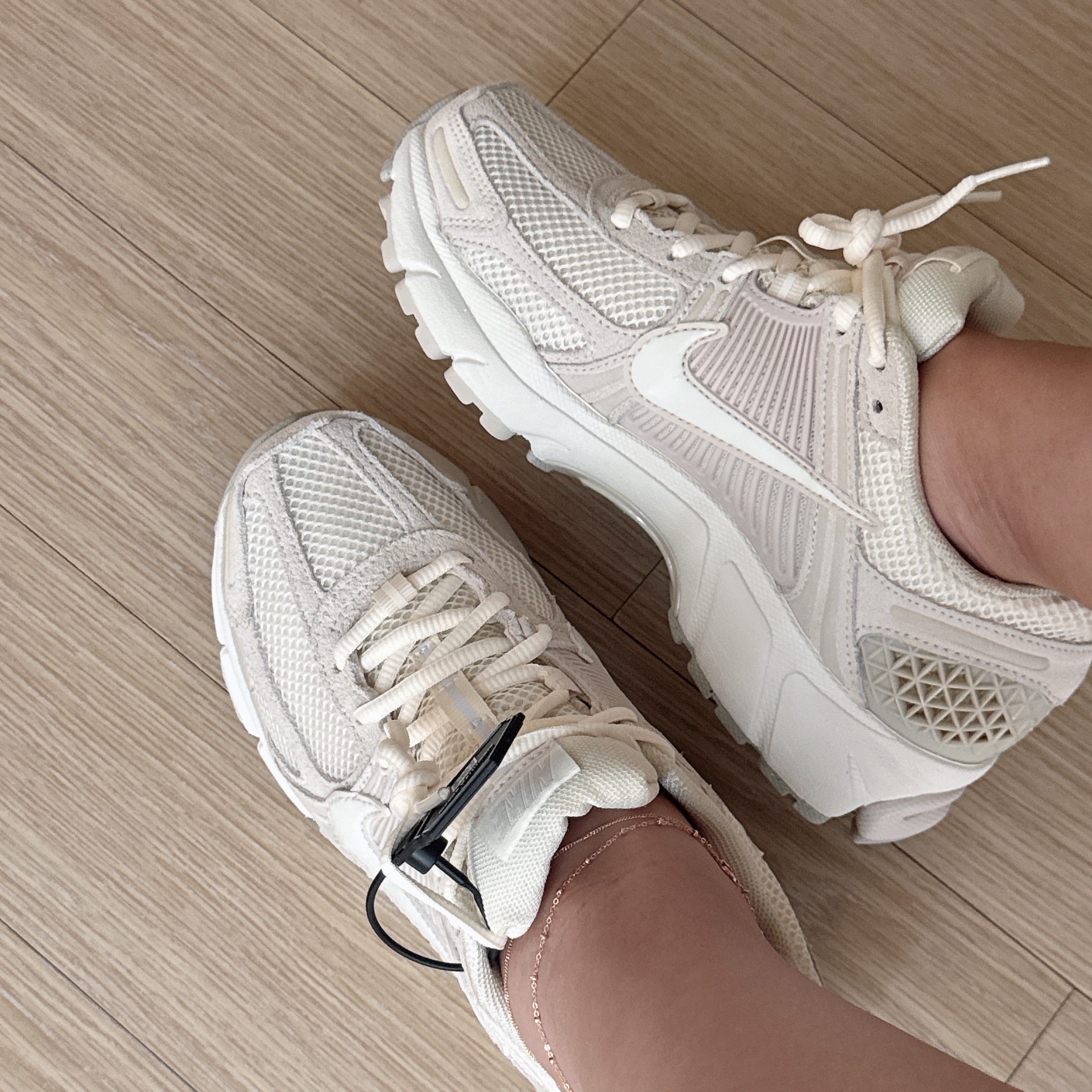 Nike Zoom Vomero 5 Light Orewood Brown 착용 스타일