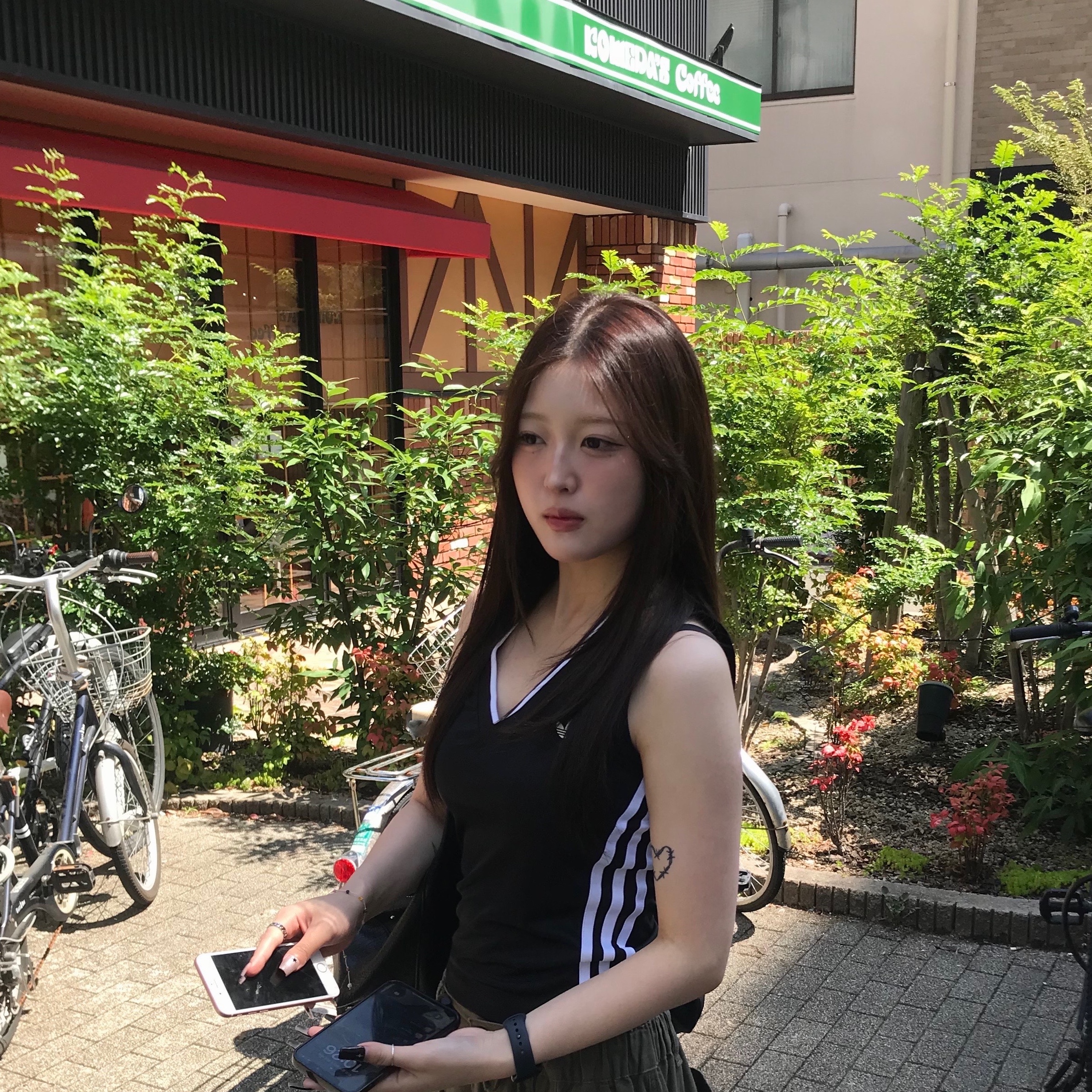 (W) Adidas V-Neck Black - KR Sizing 착용 스타일 - 1