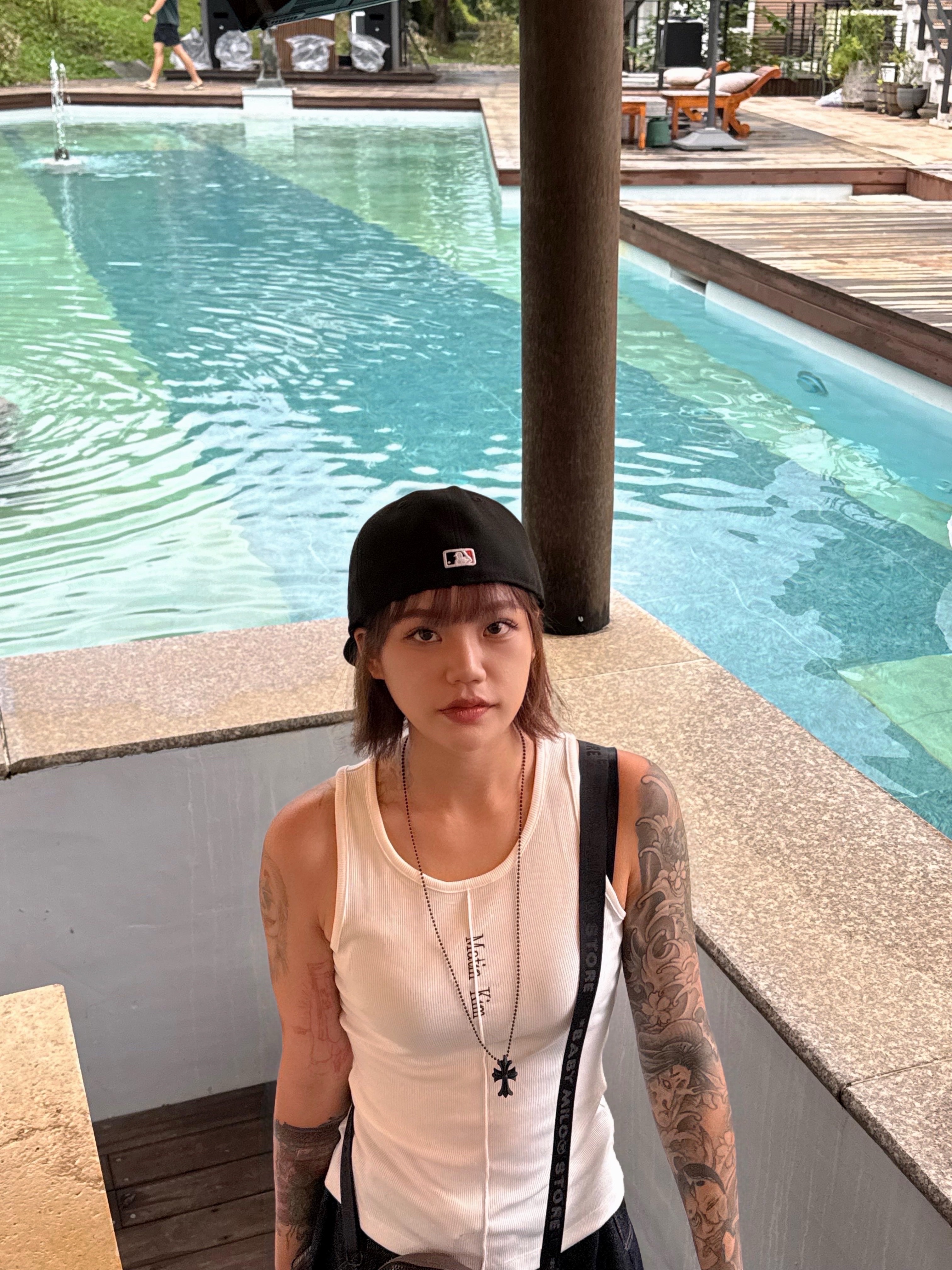 BAPE Baby Milo Silicone Cross Bag Brown, (W) Matin Kim Pintuck Sleeveless Top White 착용 스타일 - 4