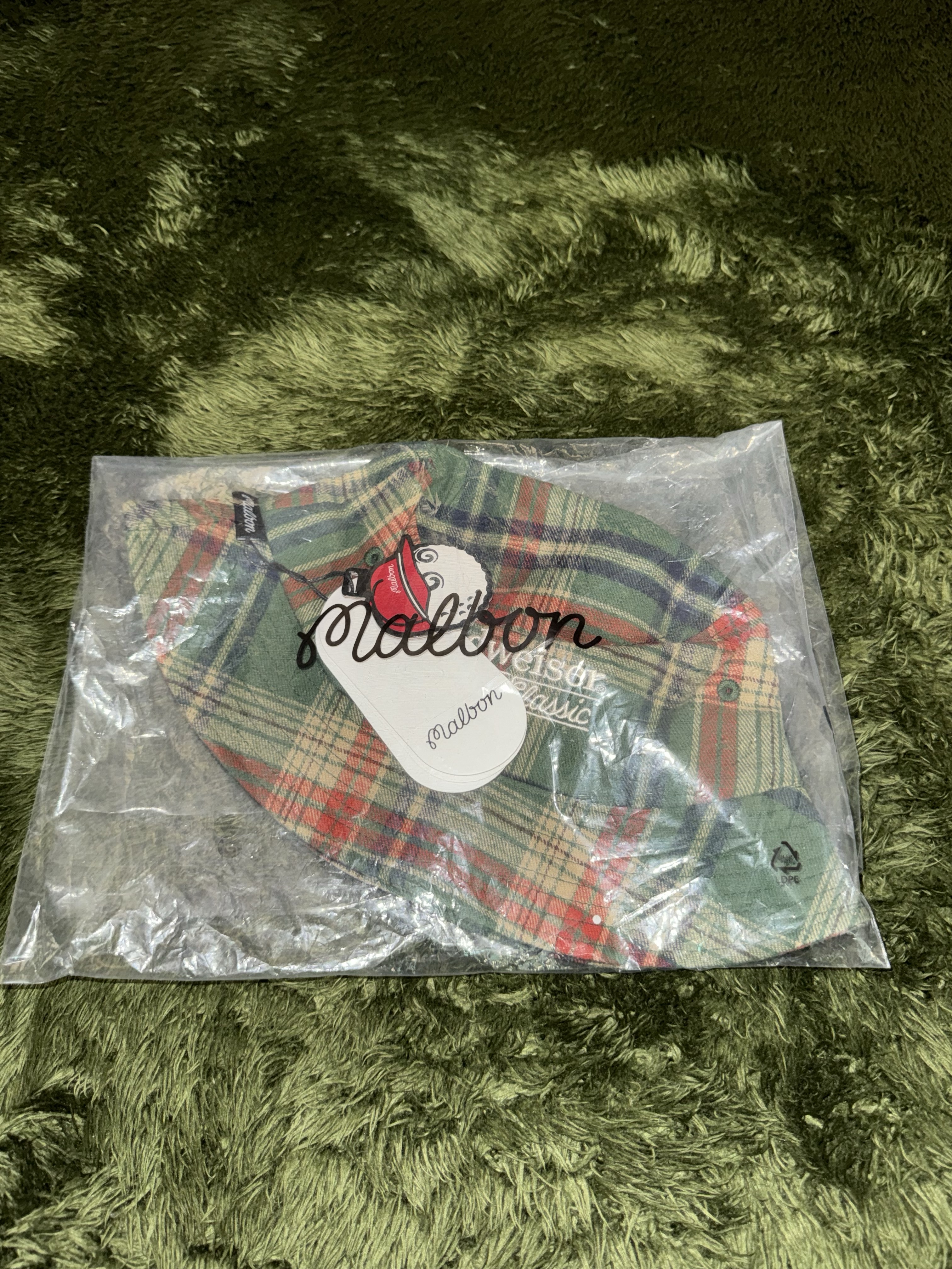 Malbon Golf x Budweiser Plaid Bucket Hat Red Plaid 착용 스타일 - 8
