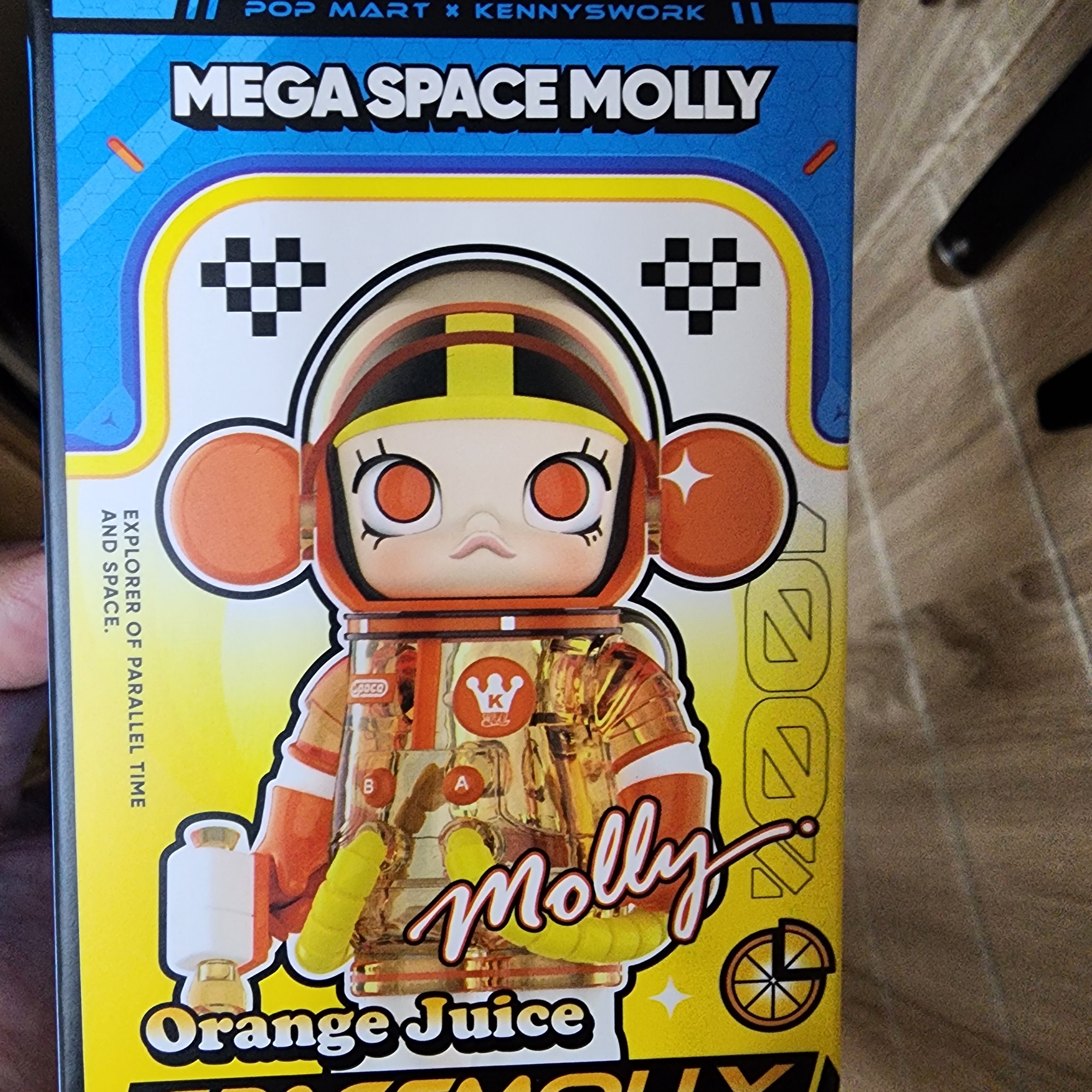 Pop Mart Mega Space Molly 100% Series4 Orange Juice (Opened Case) 착용 스타일