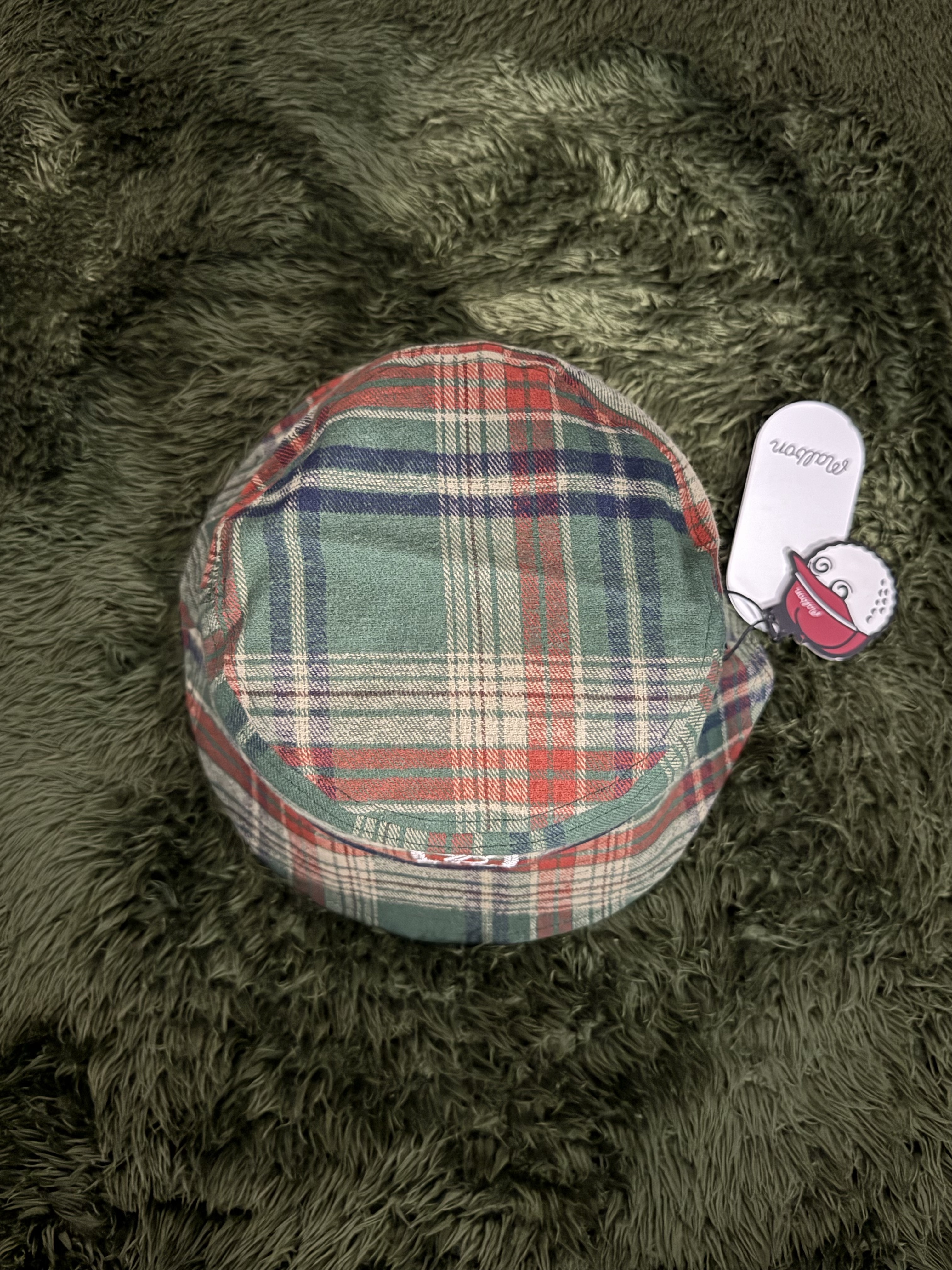 Malbon Golf x Budweiser Plaid Bucket Hat Red Plaid 착용 스타일 - 5