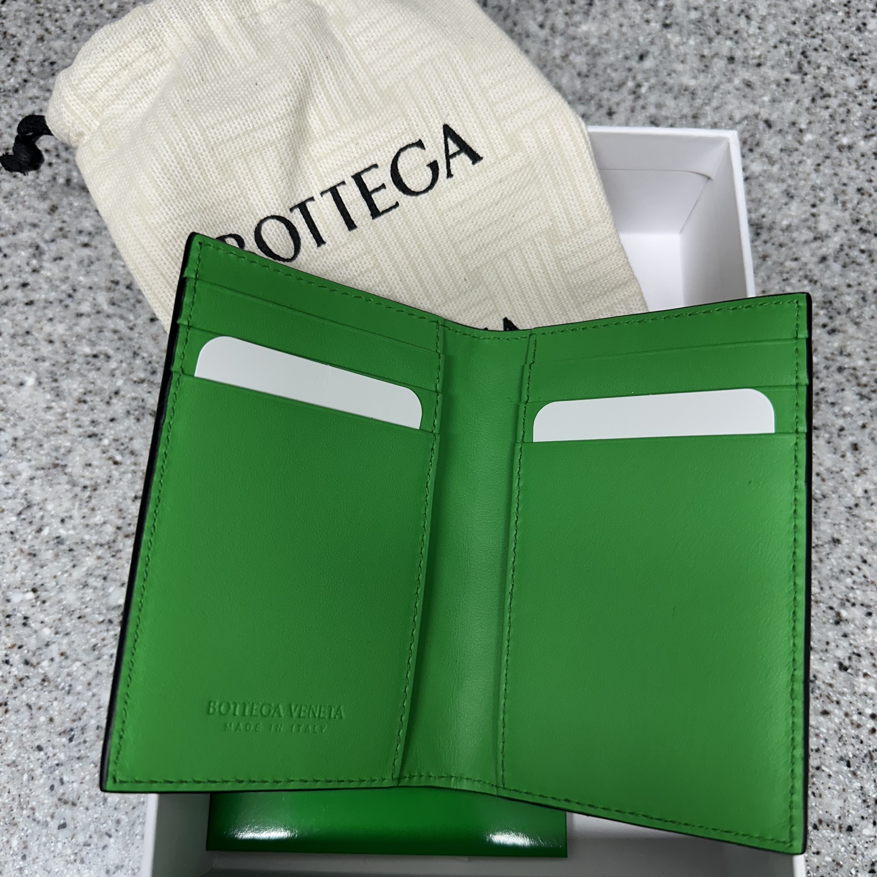 Bottega Veneta Flap Card Case Black Grass 착용 스타일