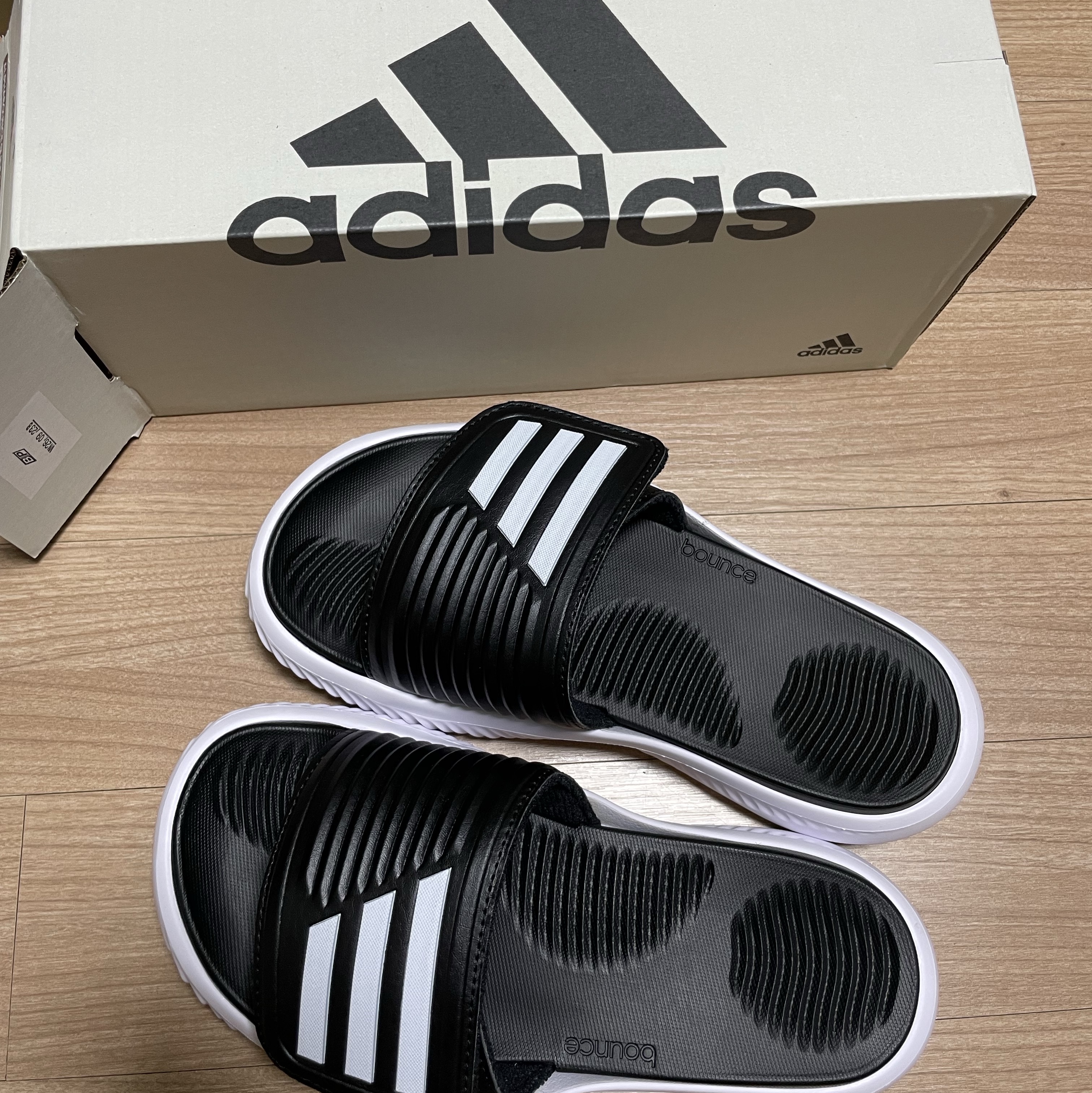 Adidas Alphabounce Slide Core Black Cloud White 착용 스타일 - 1