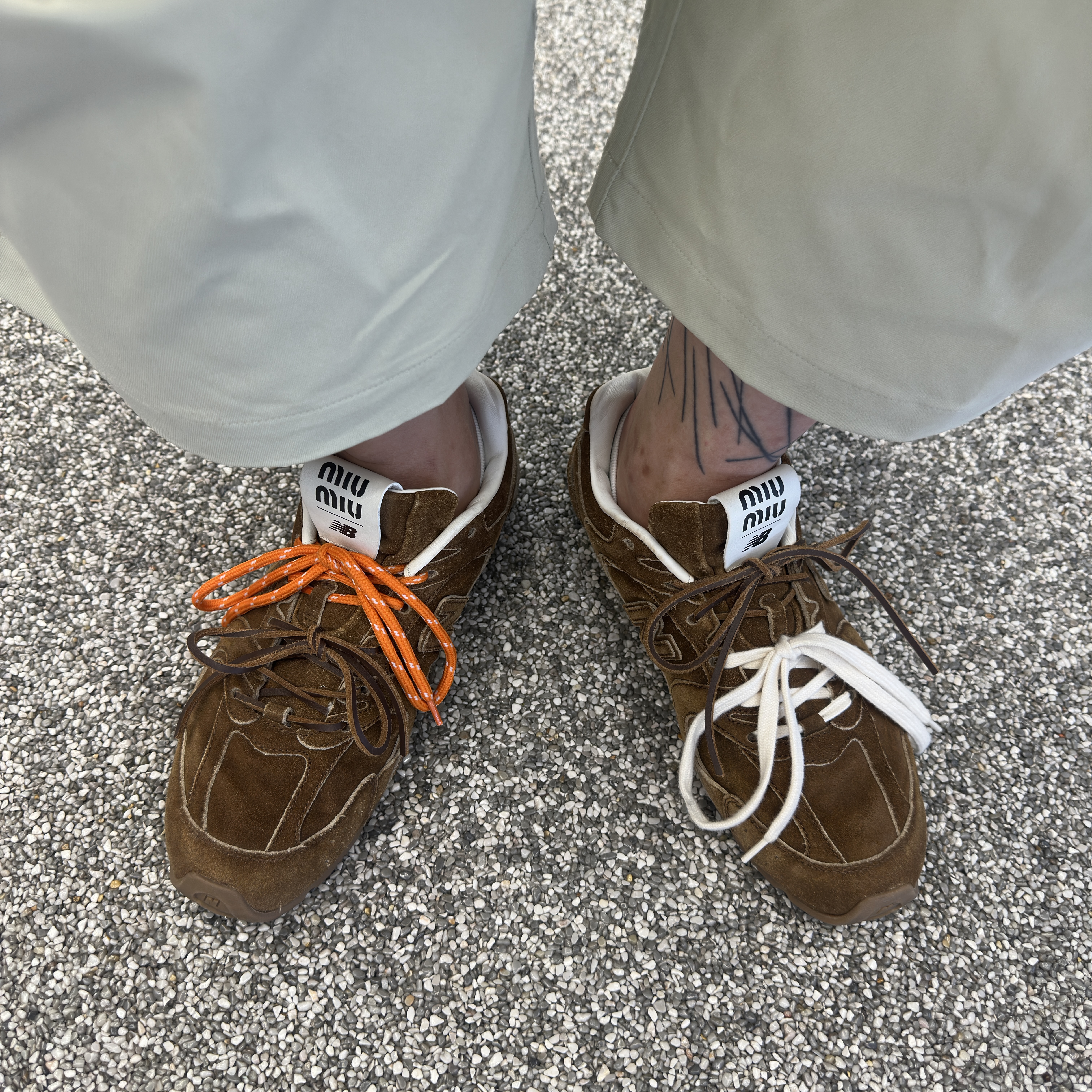 (W) New Balance x Miu Miu 530 Suede Mesh Sneakers Cinnamon, Supreme Zodiac S/S Top White - 25SS 착용 스타일 - 3