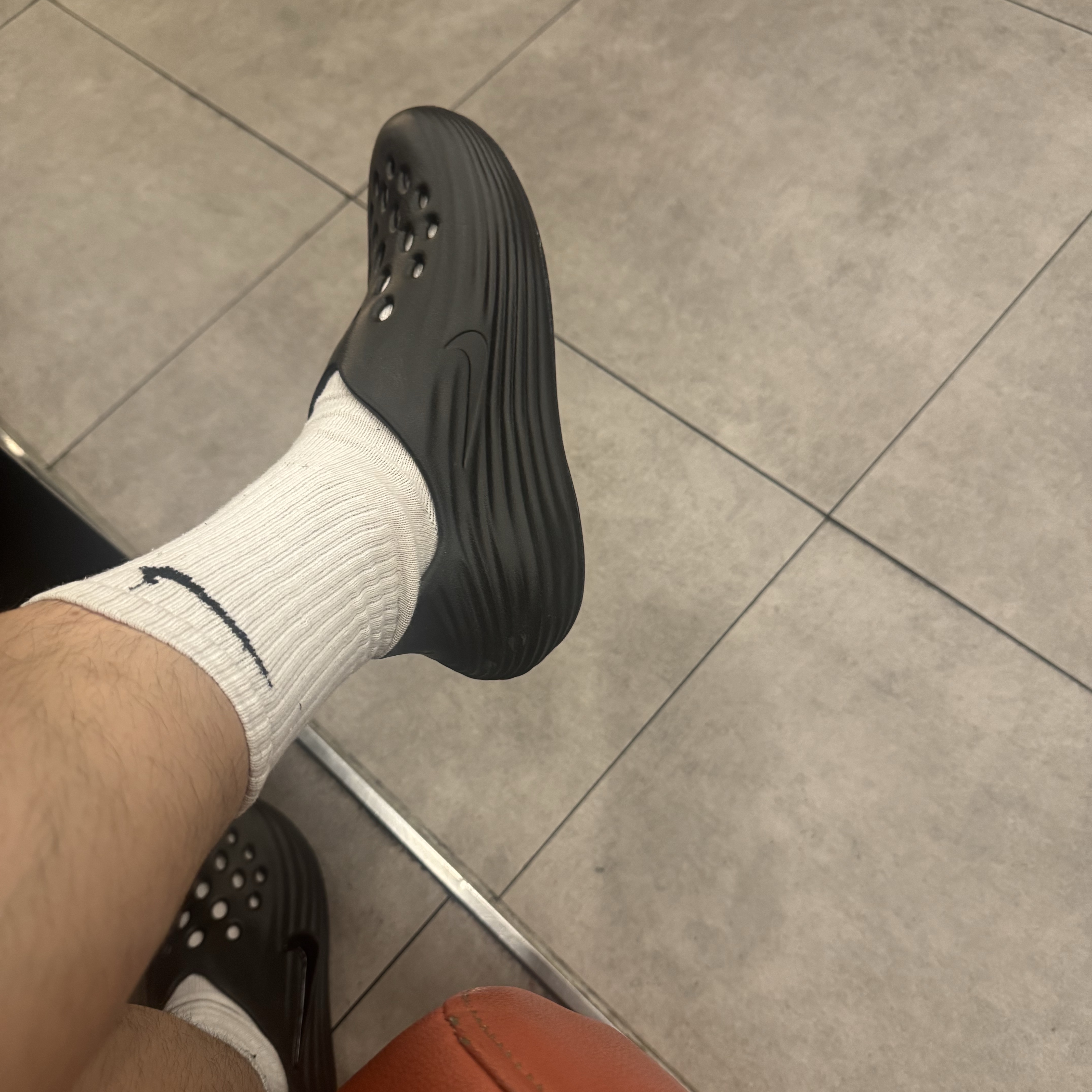 Nike ReactX Rejuven8 Triple Black 착용 스타일