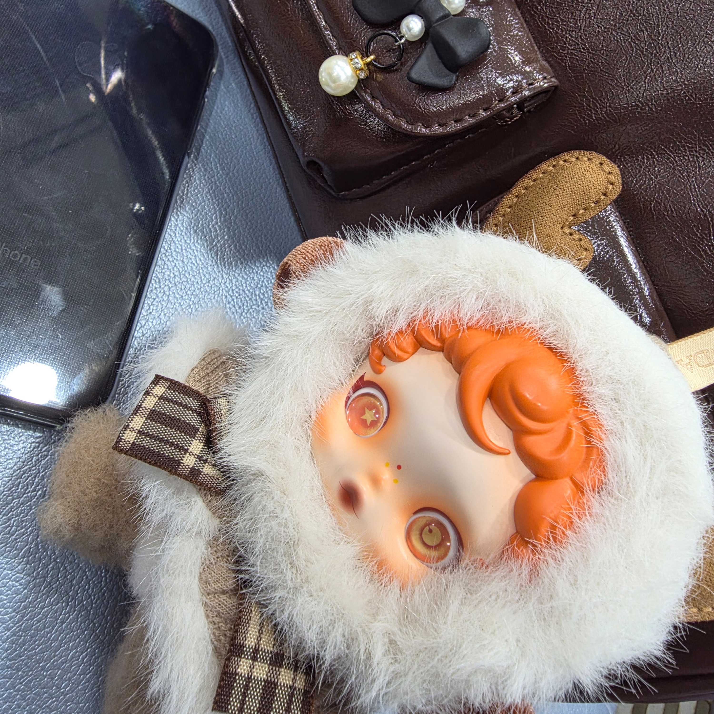 Pop Mart Skullpanda Winter Symphony Series Keyring Wanderer's Tune (Opened Case) 착용 스타일