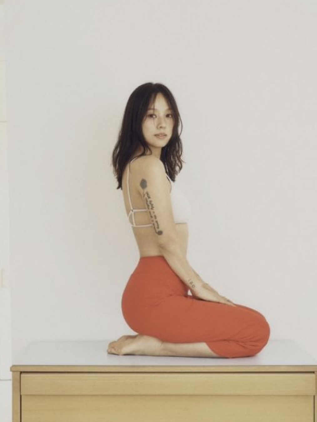 (W) Alo Yoga Aspire Tank Black White, (W) Alo Yoga 7 Inch High Waist Biker Shorts Black 착용 스타일 - 2